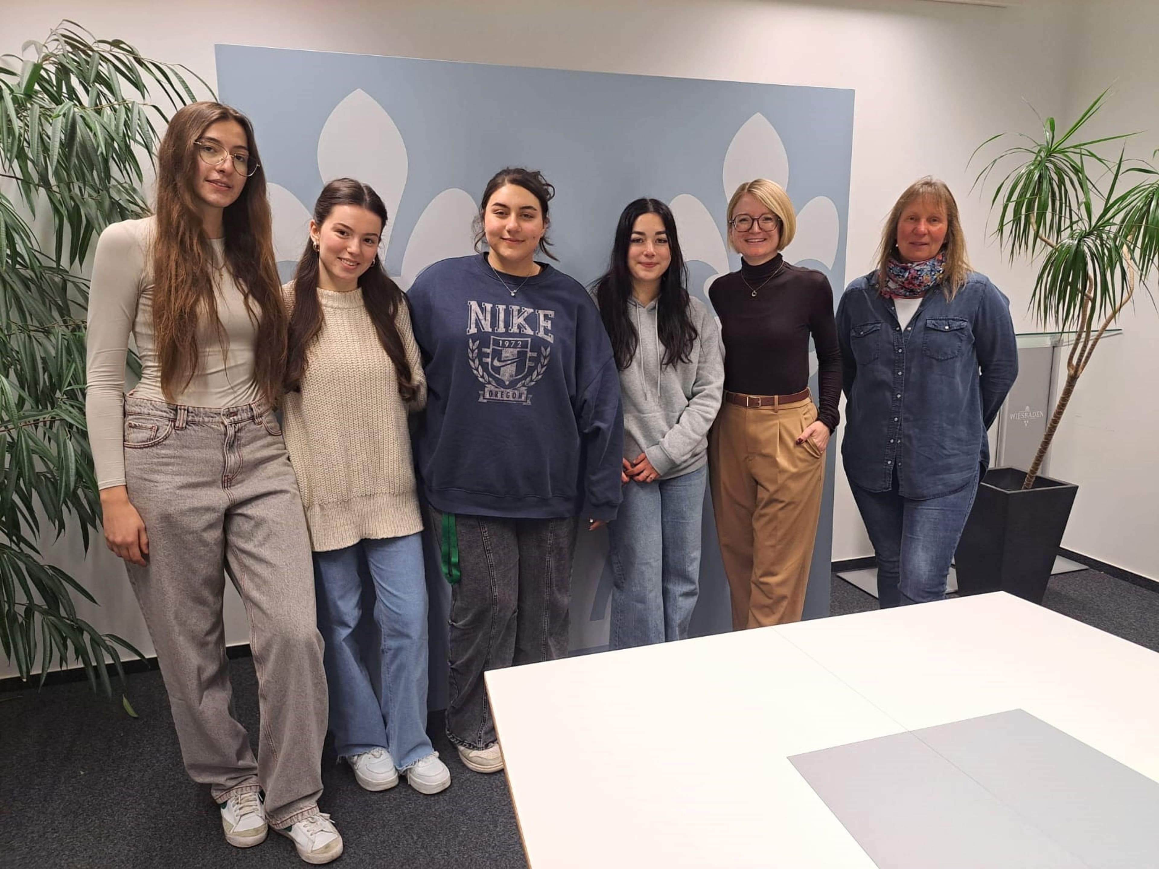 Die engagierten Mädchen des Jugendpavillons Krautgärten übergeben stolz die Spende von 538 Euro an die Kita Känguru, um den Kauf eines dringend benötigten Krippenwagens zu unterstützen.