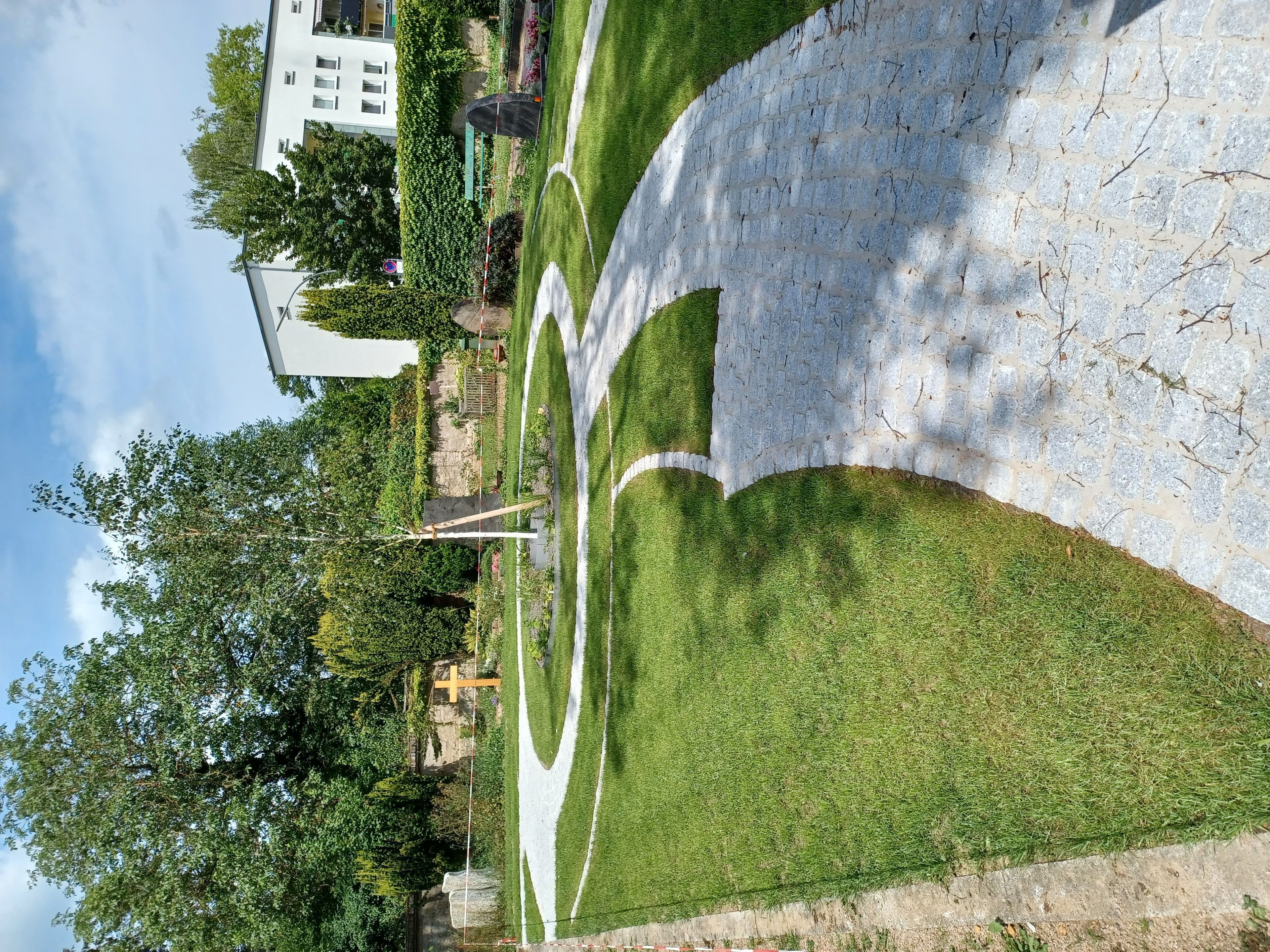 Auf dem Friedhof in Schierstein wurden 56 neue Urnengräber in der Nähe von Bäumen eingerichtet, um den wachsenden Bedürfnissen nach alternativen Bestattungsarten gerecht zu werden.