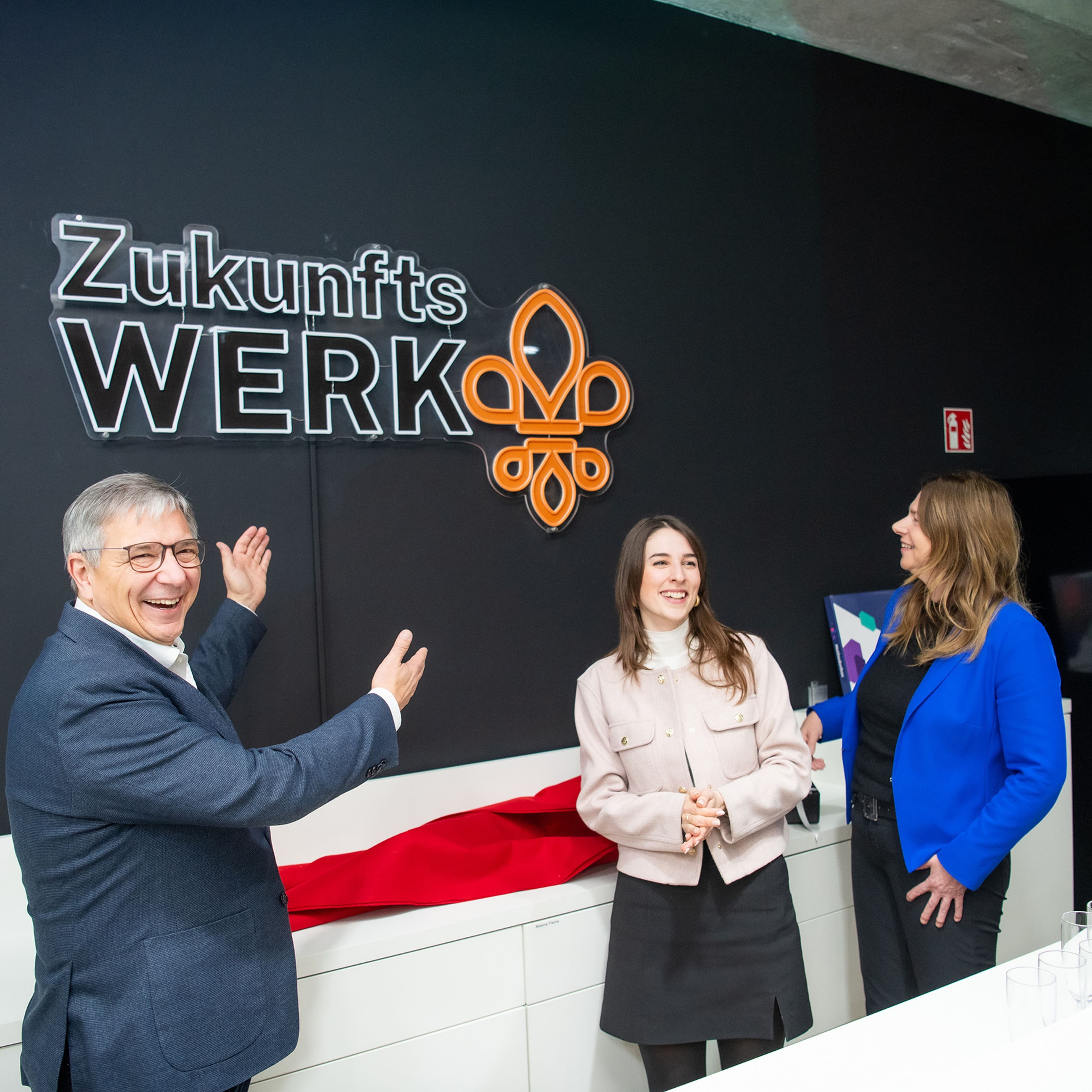 Die Eröffnung des Zukunftswerks im Luisenforum wurde von Oberbürgermeister Gert-Uwe Mende, Bürgermeisterin Christiane Hinninger und der zuständigen Dezernentin Maral Koohestanian gefeiert. Dieser innovative Raum fördert Bürgerbeteiligung und nachhaltige städtische Entwicklungen.