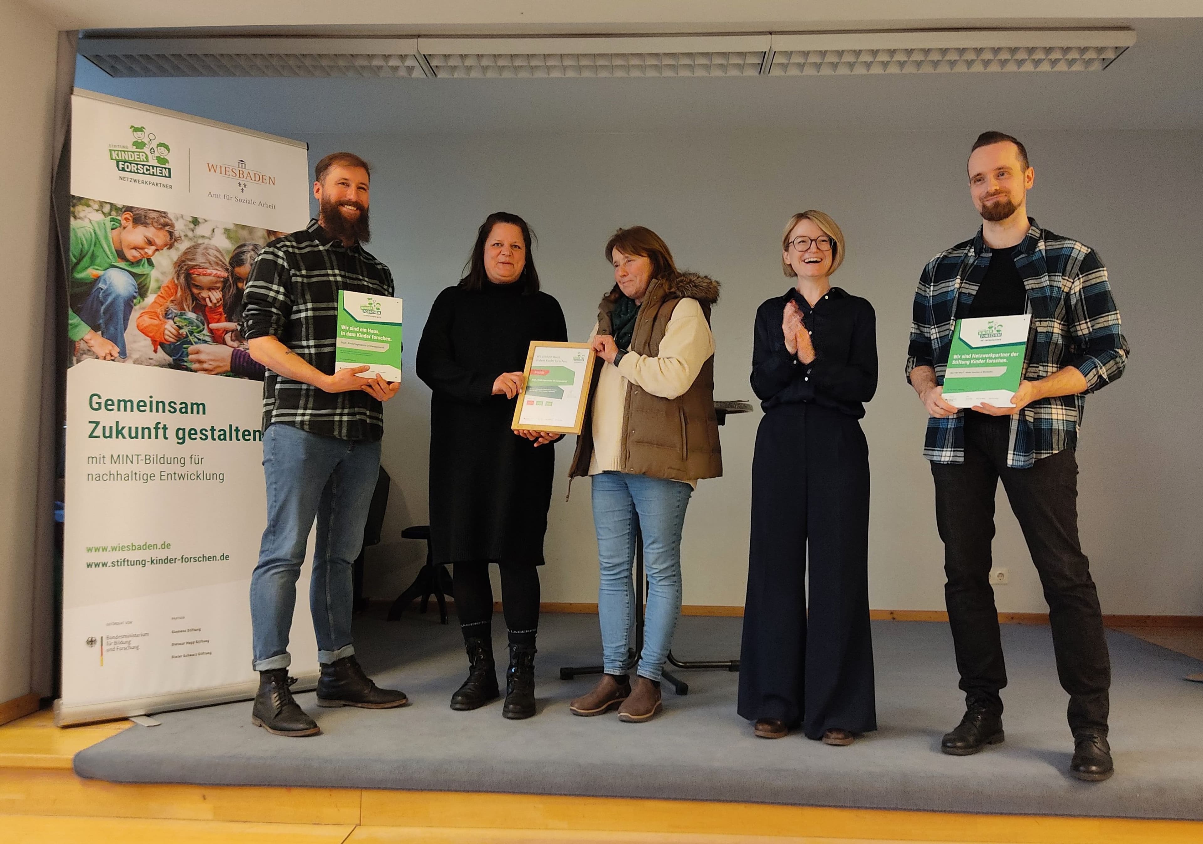 Die Auftaktveranstaltung zur Netzwerkpartnerschaft 'Wer? WI? Was? – Kinder forschen in Wiesbaden' versammelte zahlreiche Beteiligte in der Kindertagesstätte Europaviertel, um die Bedeutung der frühkindlichen Bildung zu betonen.