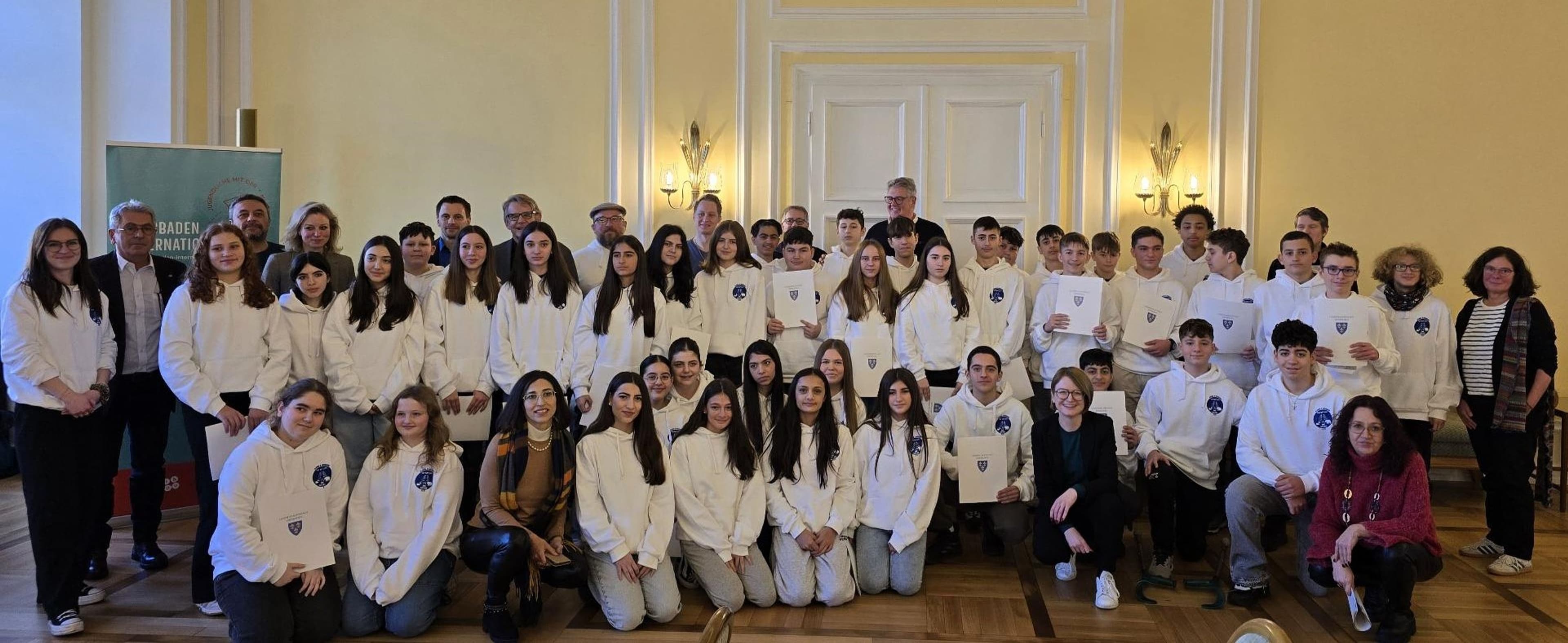 Der feierliche Jubiläumsempfang zur zehnjährigen deutsch-griechischen Jugendbegegnung "Two Nations – One Nature" fand im Rathaus Wiesbaden statt und wurde von zahlreichen Gästen begleitet.