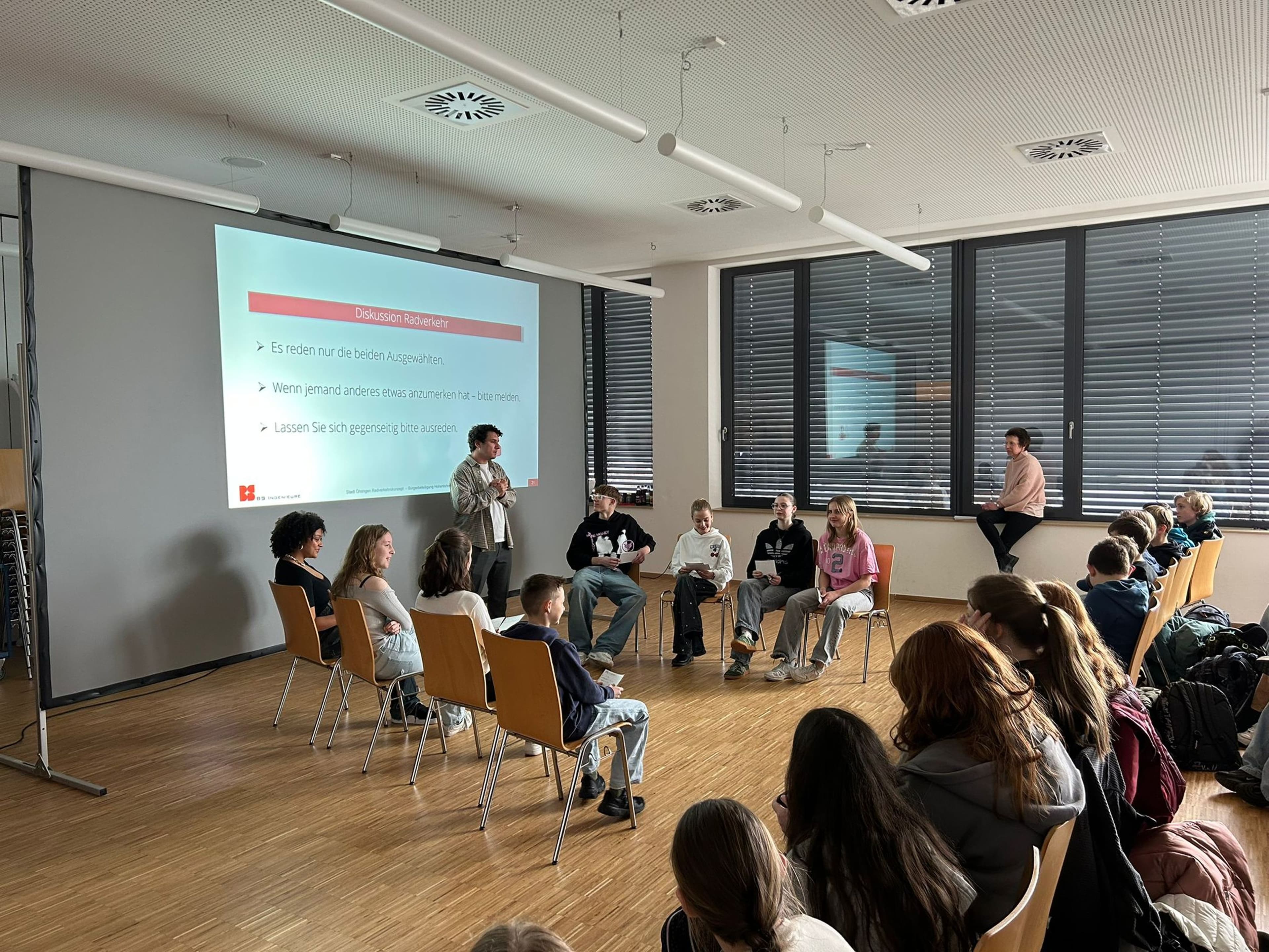 Schülerinnen und Schüler aus Öhringen diskutieren über die Gestaltung einer fahrradfreundlichen Stadt und ihre Ideen für ein sicheres Radwegenetz.