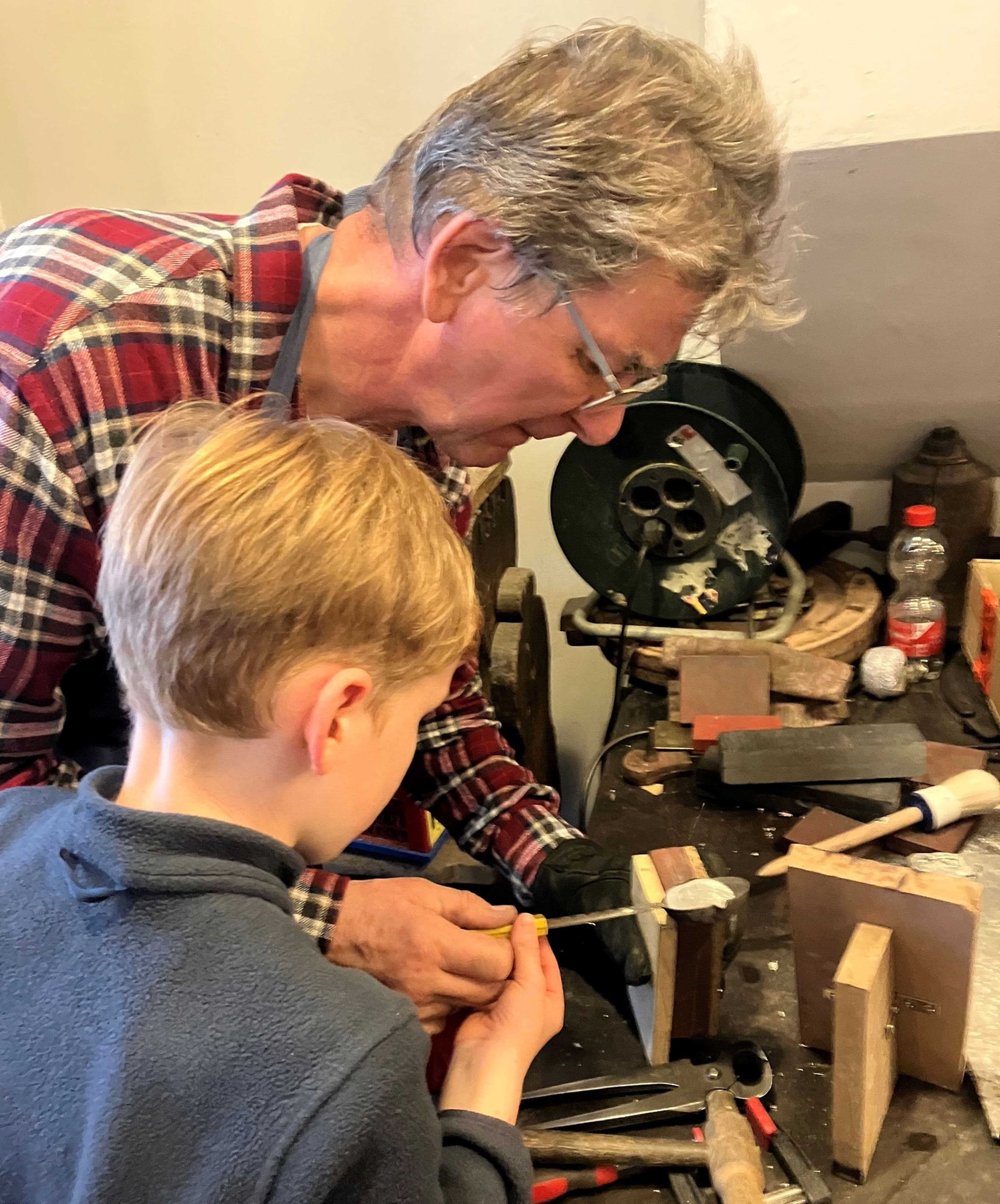 Oster-Zinngießen begeistert Besucher im Weygang-Museum am Palmsonntag.