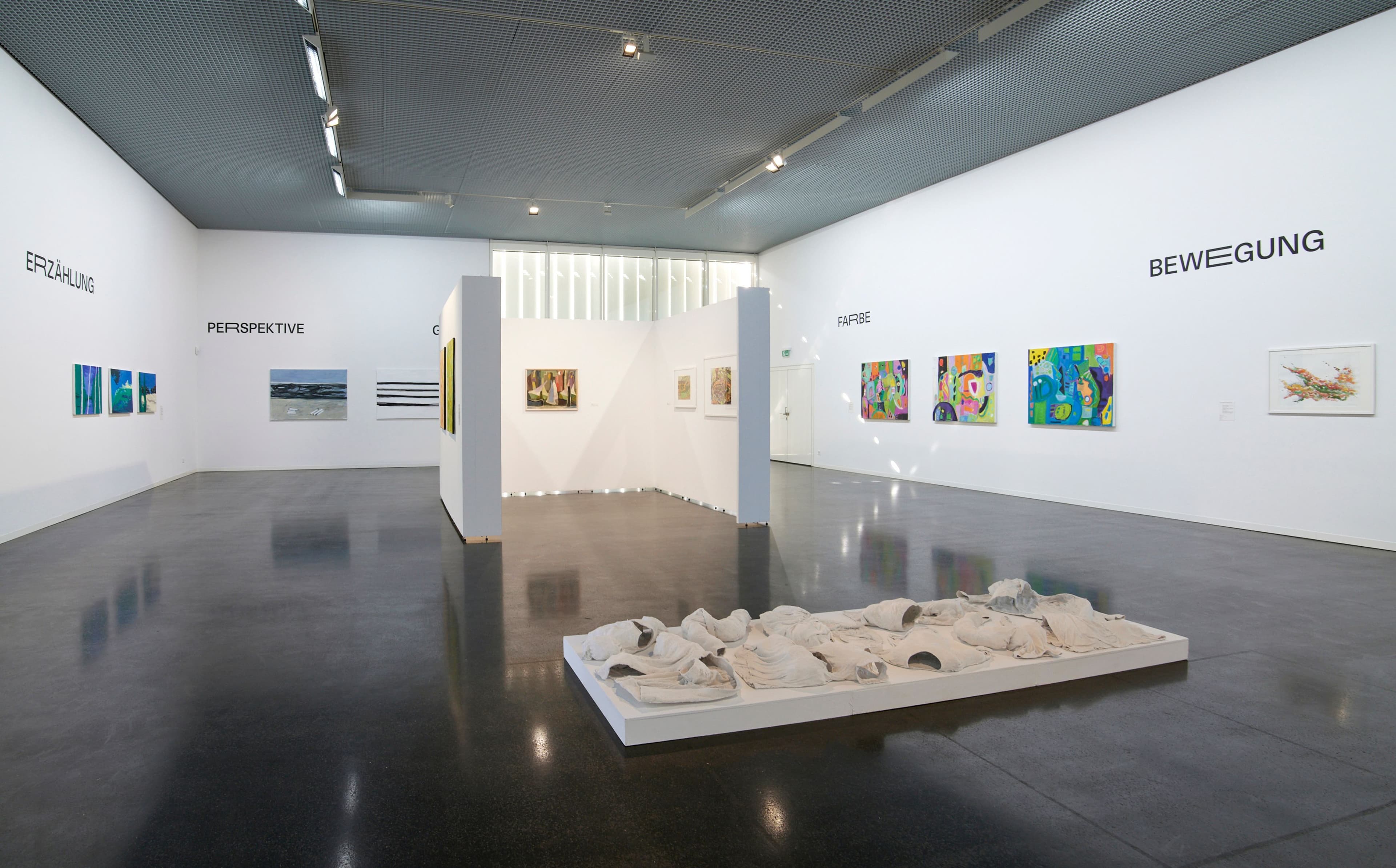 Die Ausstellung 'Form, Farbe, Freiheit: 75 Jahre Künstlergruppe 50' im Kunsthaus Wiesbaden präsentiert Werke von 17 aktiven Künstlerinnen und Künstlern und bietet einen spannenden Dialog über Kunst und Kreativität.