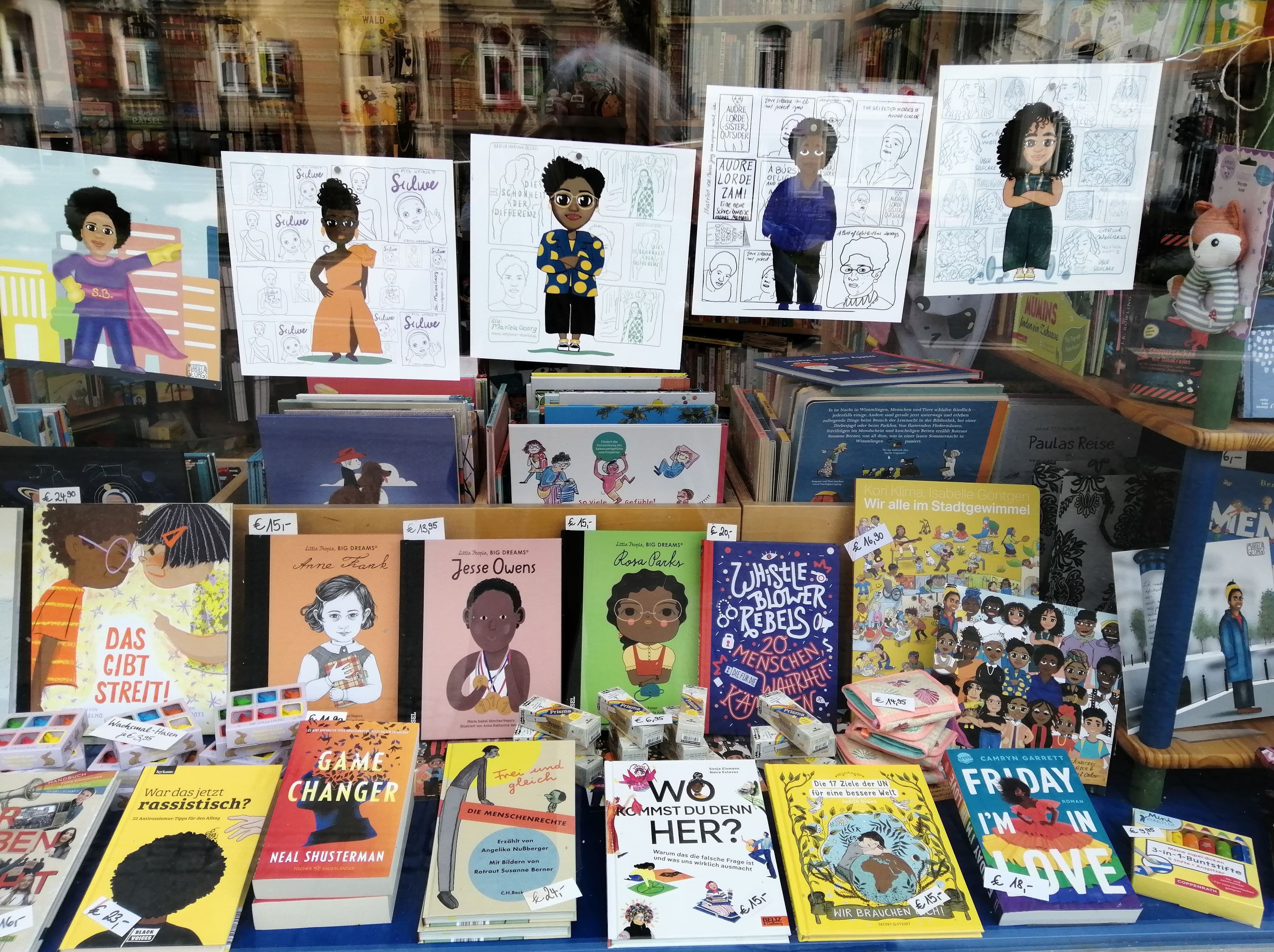 Im Rahmen der Internationalen Wochen gegen Rassismus zeigt die Buchhandlung BĂŒchergilde eine beeindruckende Ausstellung mit Illustrationen, die Geschichten schwarzer Persönlichkeiten aus Deutschland und weltweit prĂ€sentieren.
