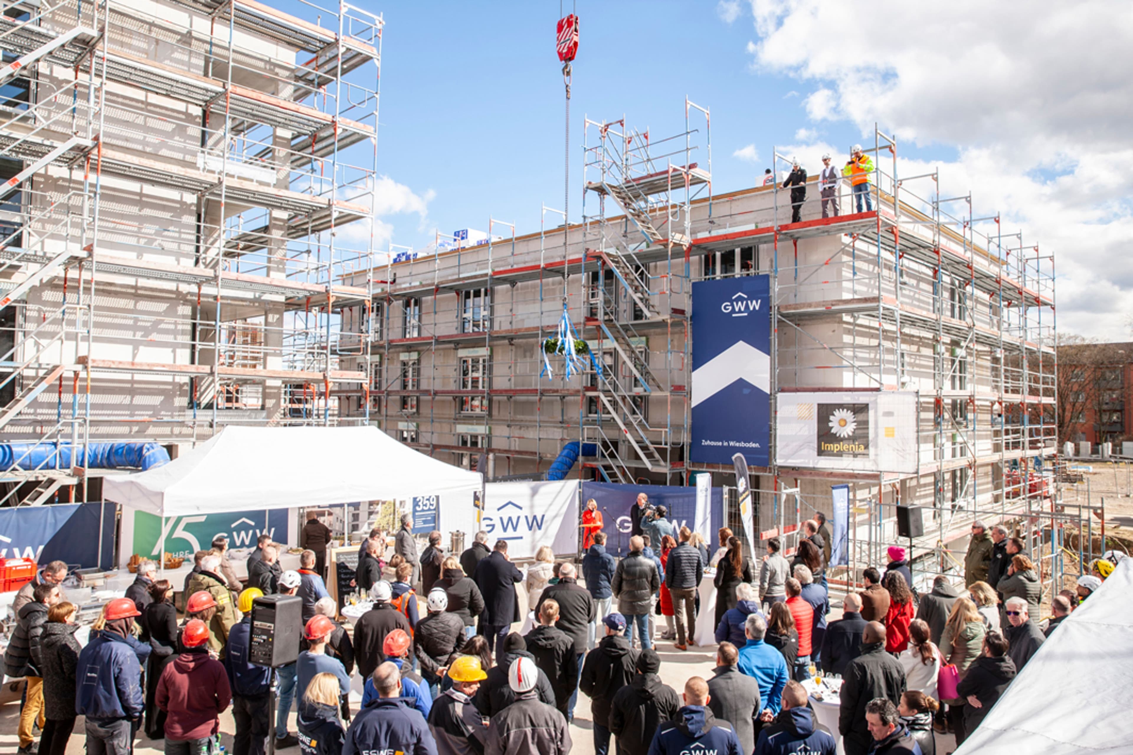 Beim Richtfest im Kärntner Viertel standen Dr. Patricia Becher, die Sozialdezernentin, und Thomas Keller, der Geschäftsführer der GWW, im Mittelpunkt der Feierlichkeiten.