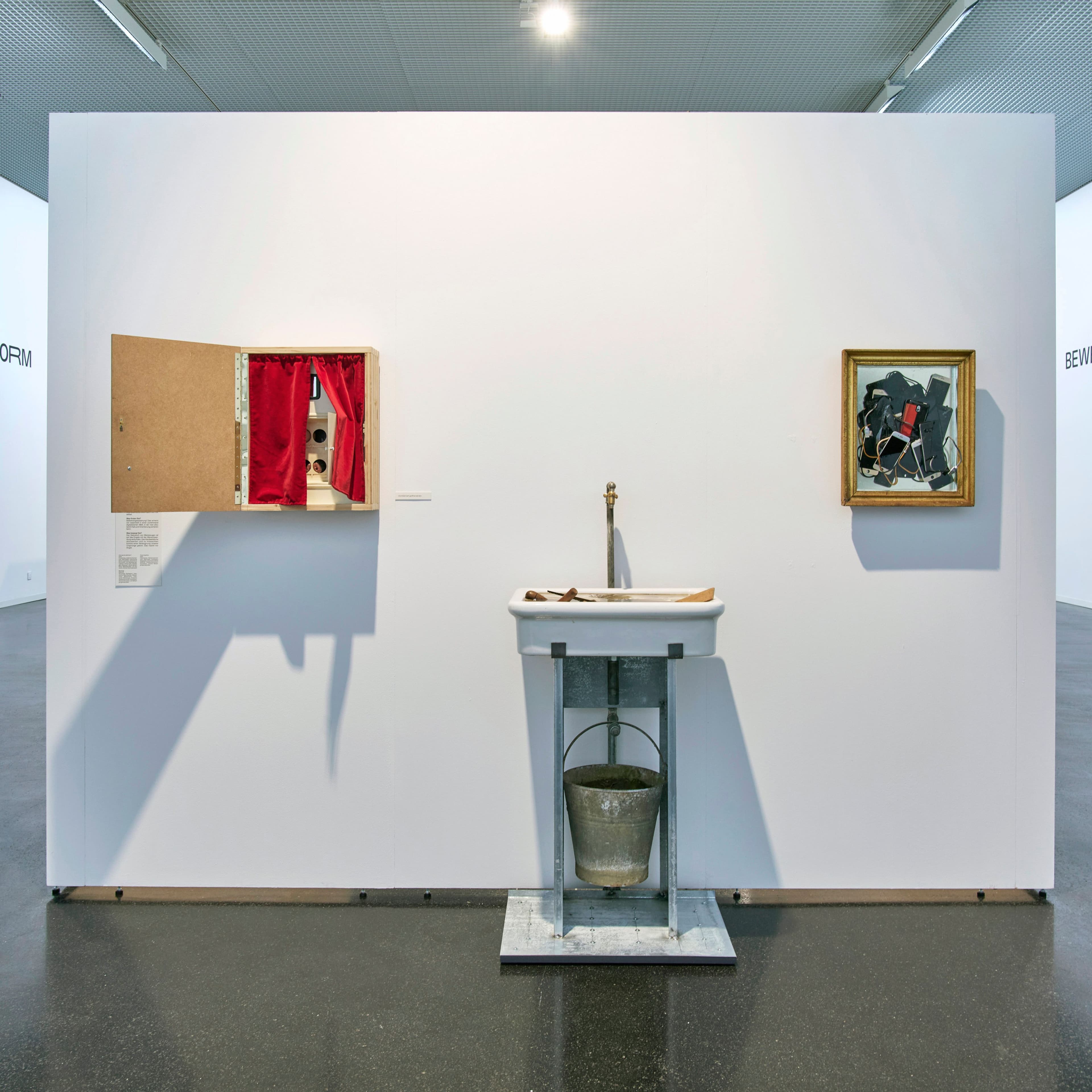 Die Ausstellung „Form, Farbe, Freiheit: 75 Jahre Künstlergruppe 50“ im Kunsthaus Wiesbaden zeigt die kreative Vielfalt der Künstlergruppe, die seit 75 Jahren besteht und einen Dialog zwischen verschiedenen Kunstformen fördert.