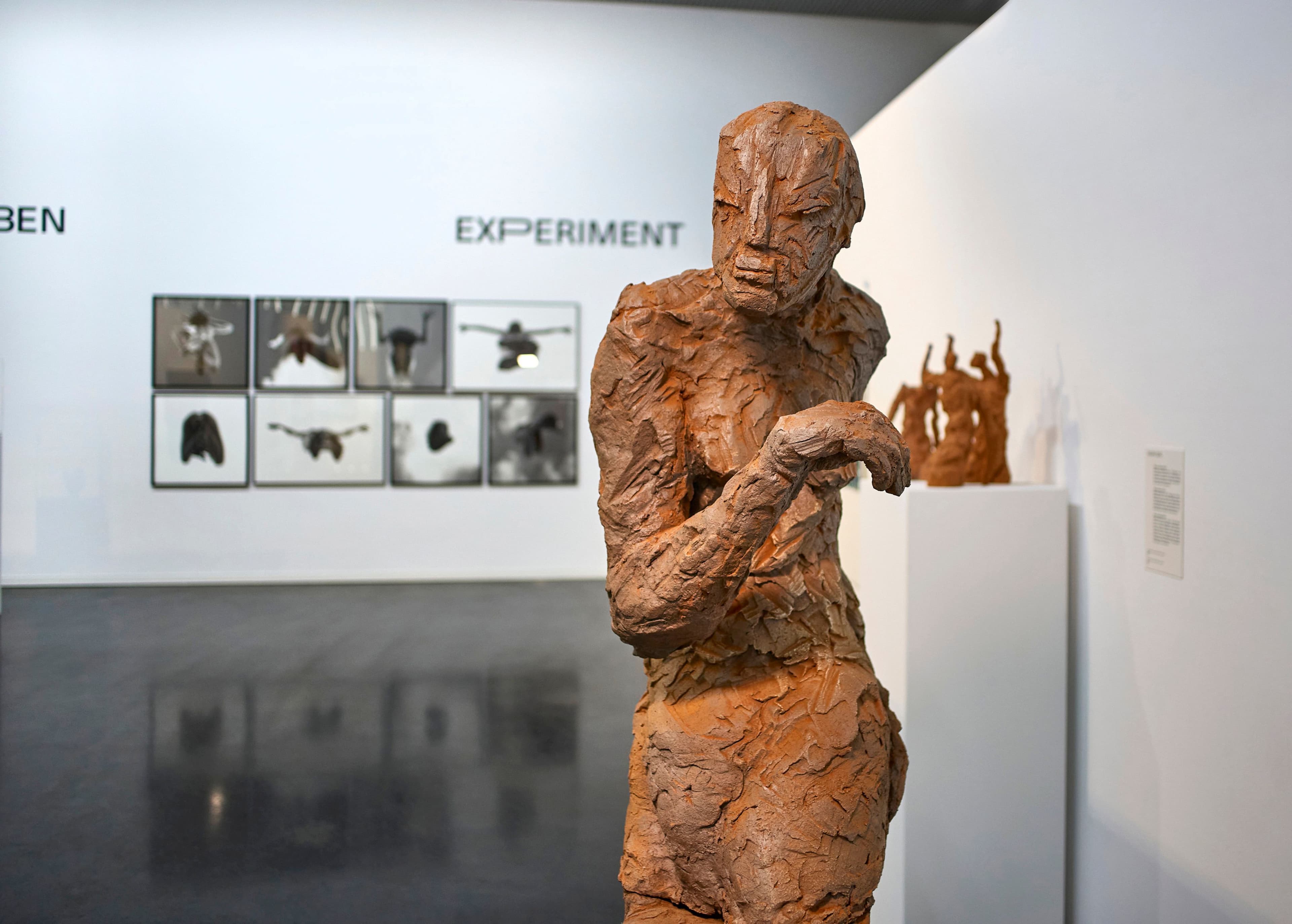 Die Eröffnung der 23. 'Kurzen Nacht der Galerien und Museen' im Kunsthaus Wiesbaden bot den Besuchern die Möglichkeit, die vielfältigen Werke der Künstlergruppe 50 zu entdecken und ins Gespräch mit den Künstlern zu kommen.