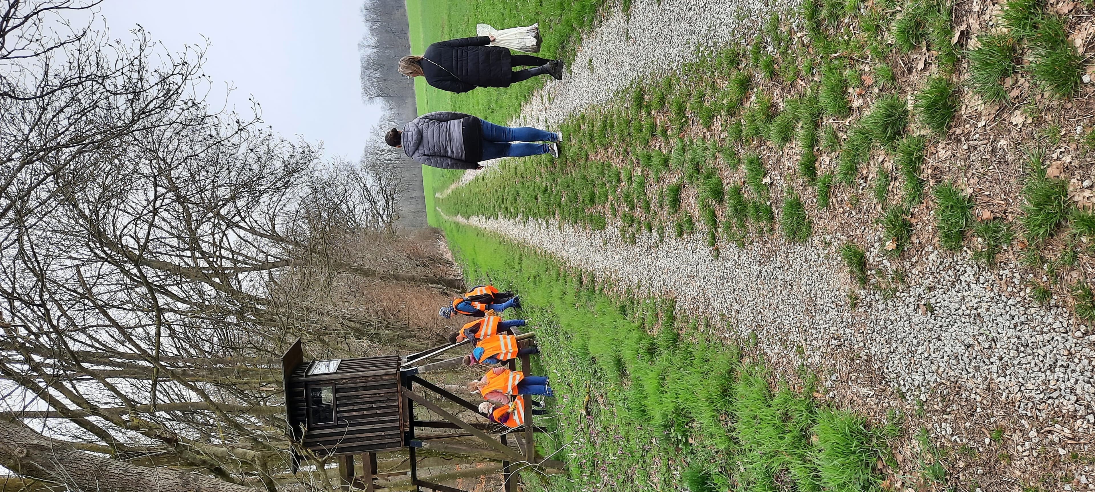 Freiwillige Helfer sammeln Müll während der Stadtputzete zum Frühjahrsputz.