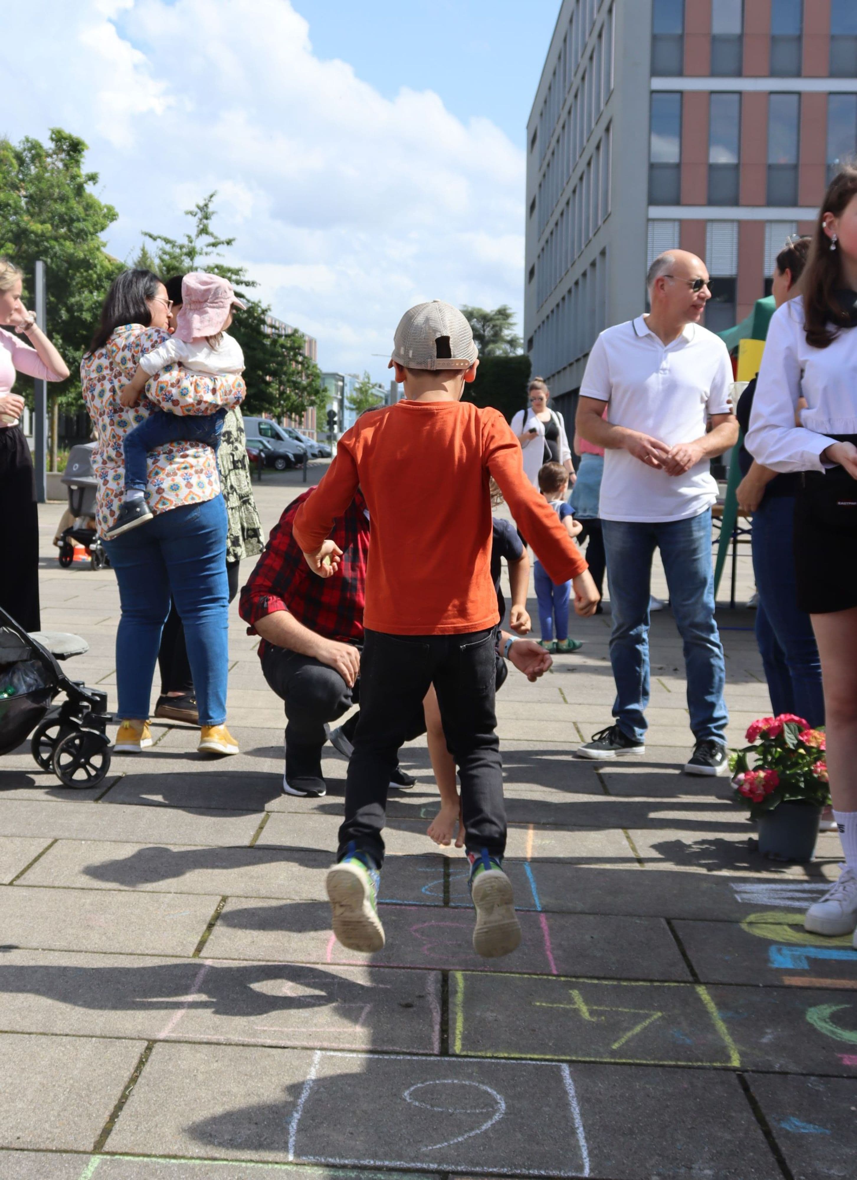 Spielstraßen-Aktionen im Mai, Juni und September fördern das Recht auf Spiel in Wiesbaden.