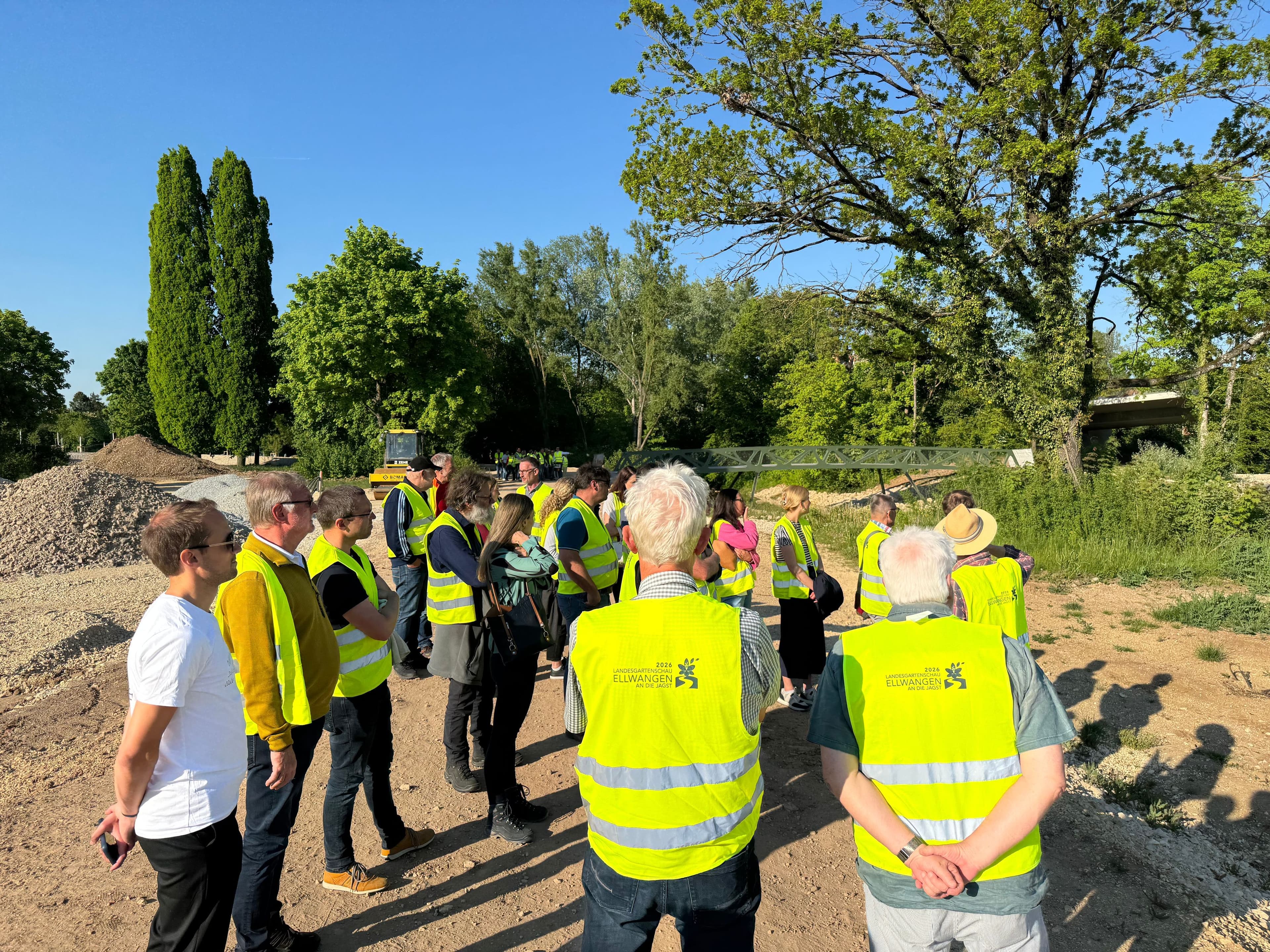 Oberbürgermeister Dr. Christoph Grimmer und Delegation bei der Besichtigung der Landesgartenschau-Baustelle in Ellwangen.
