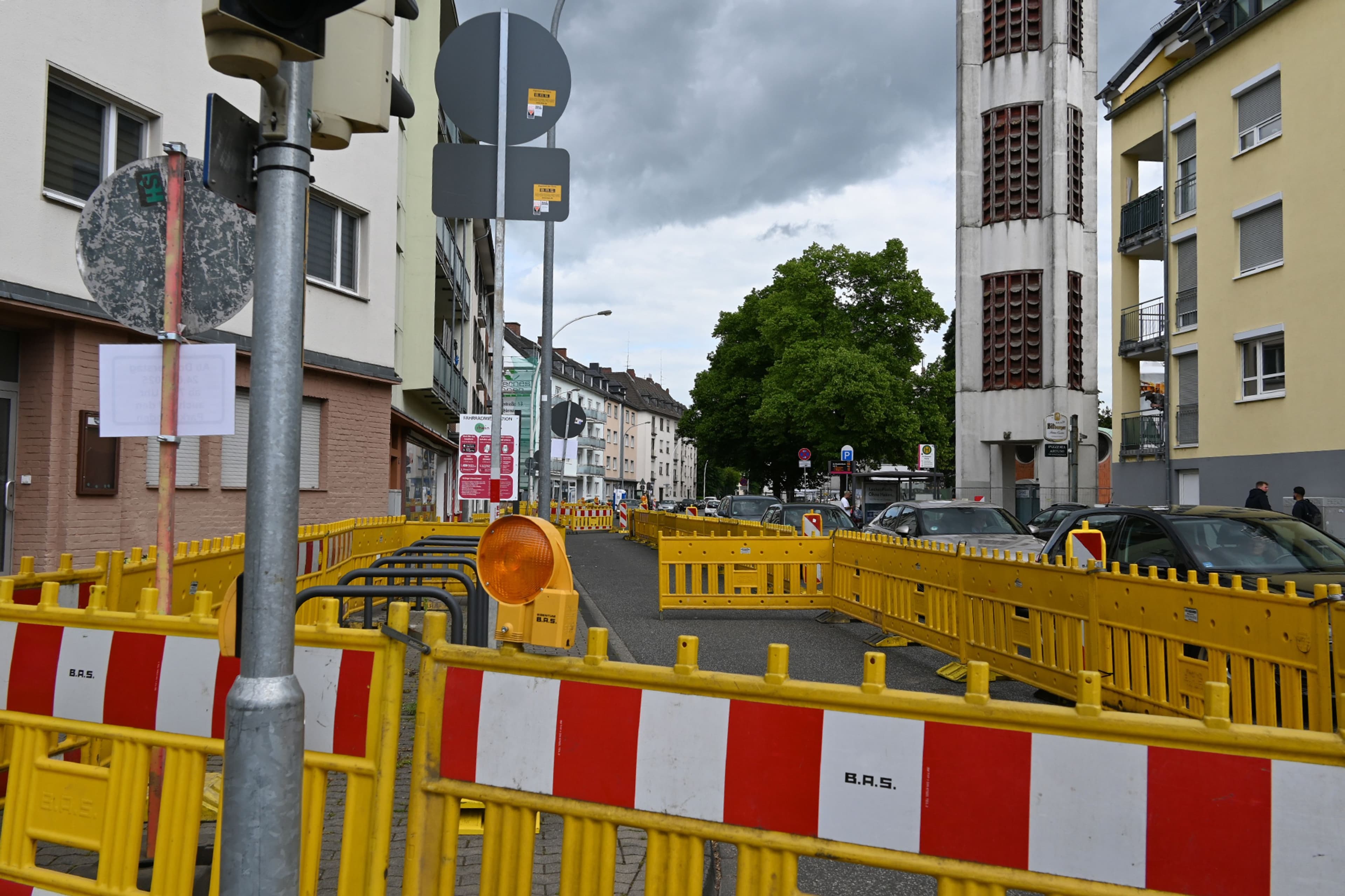 Bau der Parkbuchten und neuen Baumstandorte in der Moselweißer Straße mit temporärem Halteverbot.