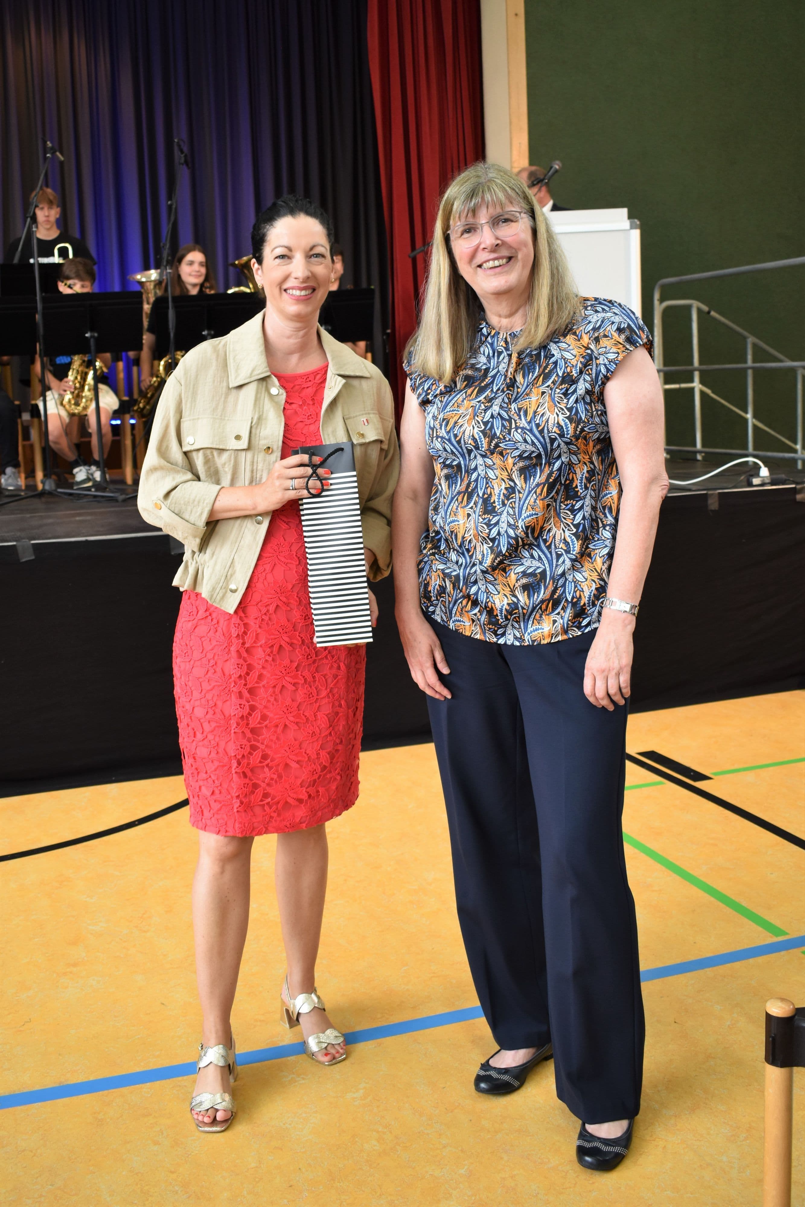 Beigeordnete Anja Pfeiffer überreicht Schulleiterin Ulrike Dittberner zum Abschied ein Präsent.