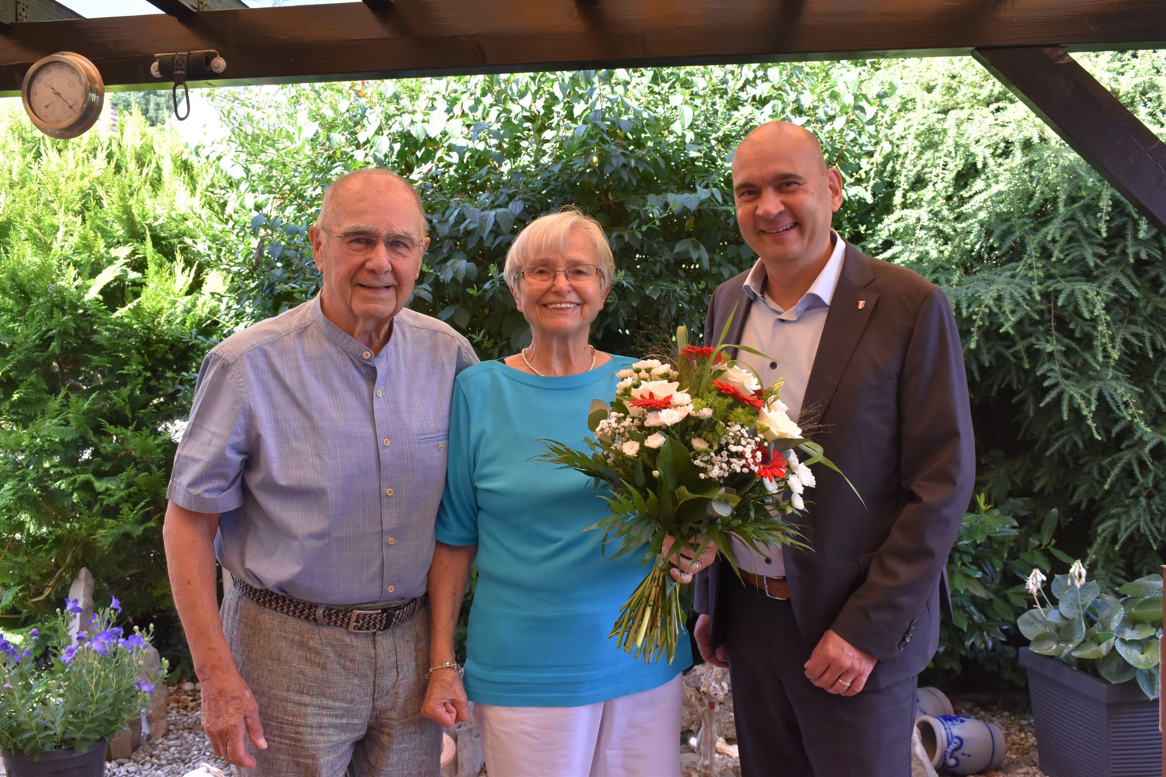 Bürgermeister Schulz gratuliert dem Ehepaar Adam zum 70. Ehejubiläum auf deren Terrasse.