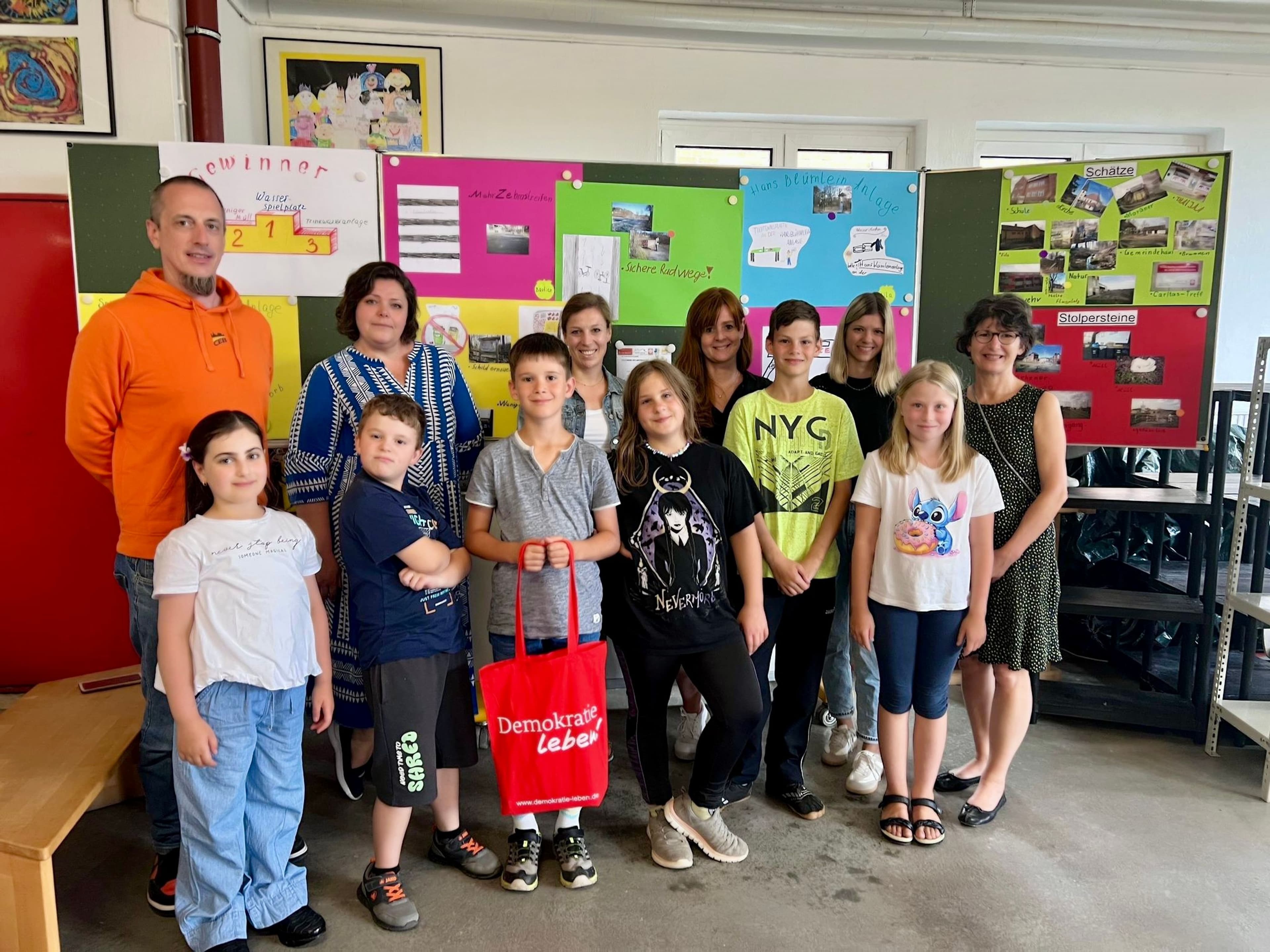 Kinder der Grundschule Creidlitz mit Vertreterinnen und Vertretern bei der Ausstellung der Stadtteilforscher-AG.
