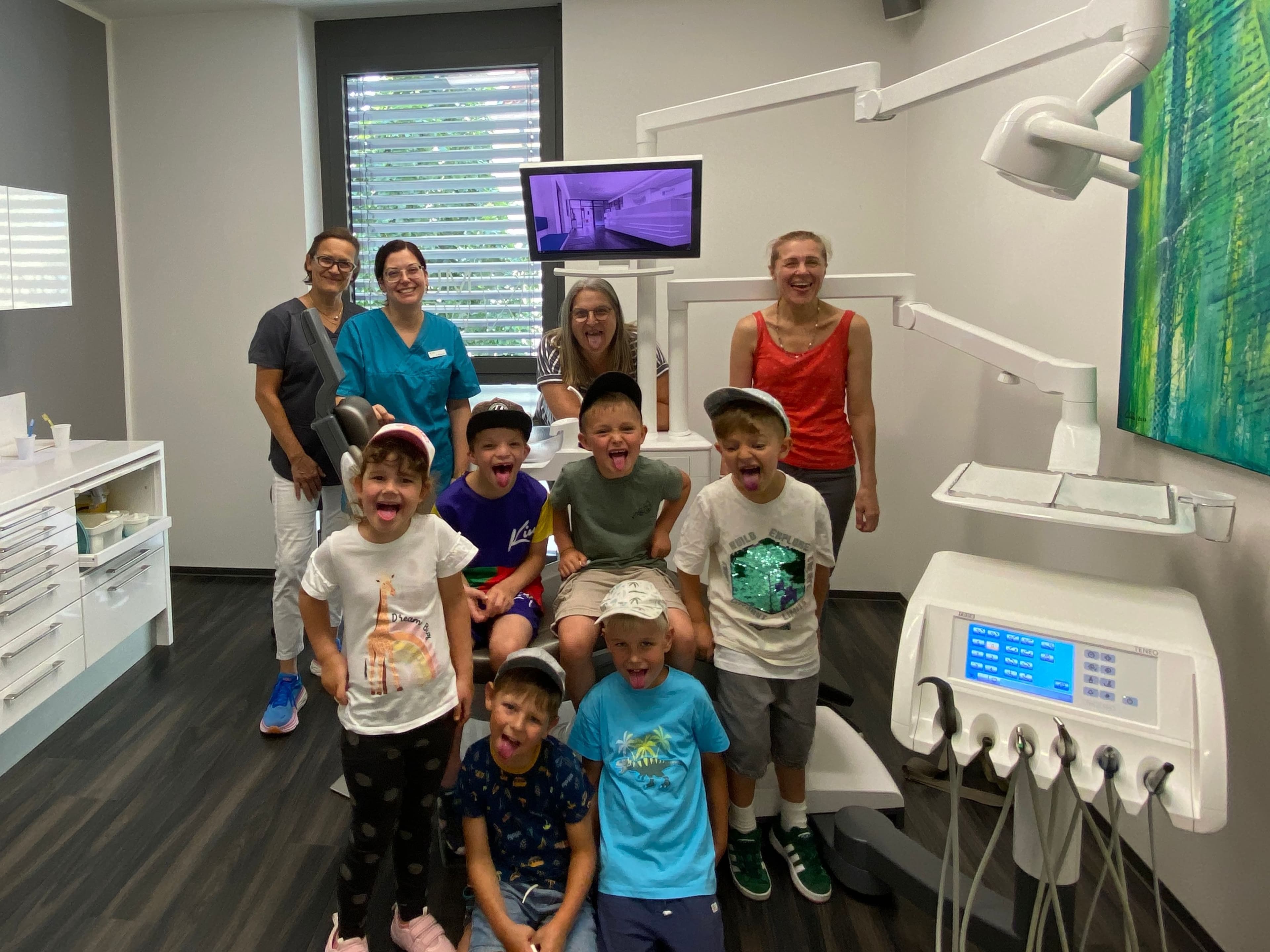 Kinder des Kindergartens „Ä“ erleben spielerisch einen Zahnarztbesuch und lernen Zahnpflege.