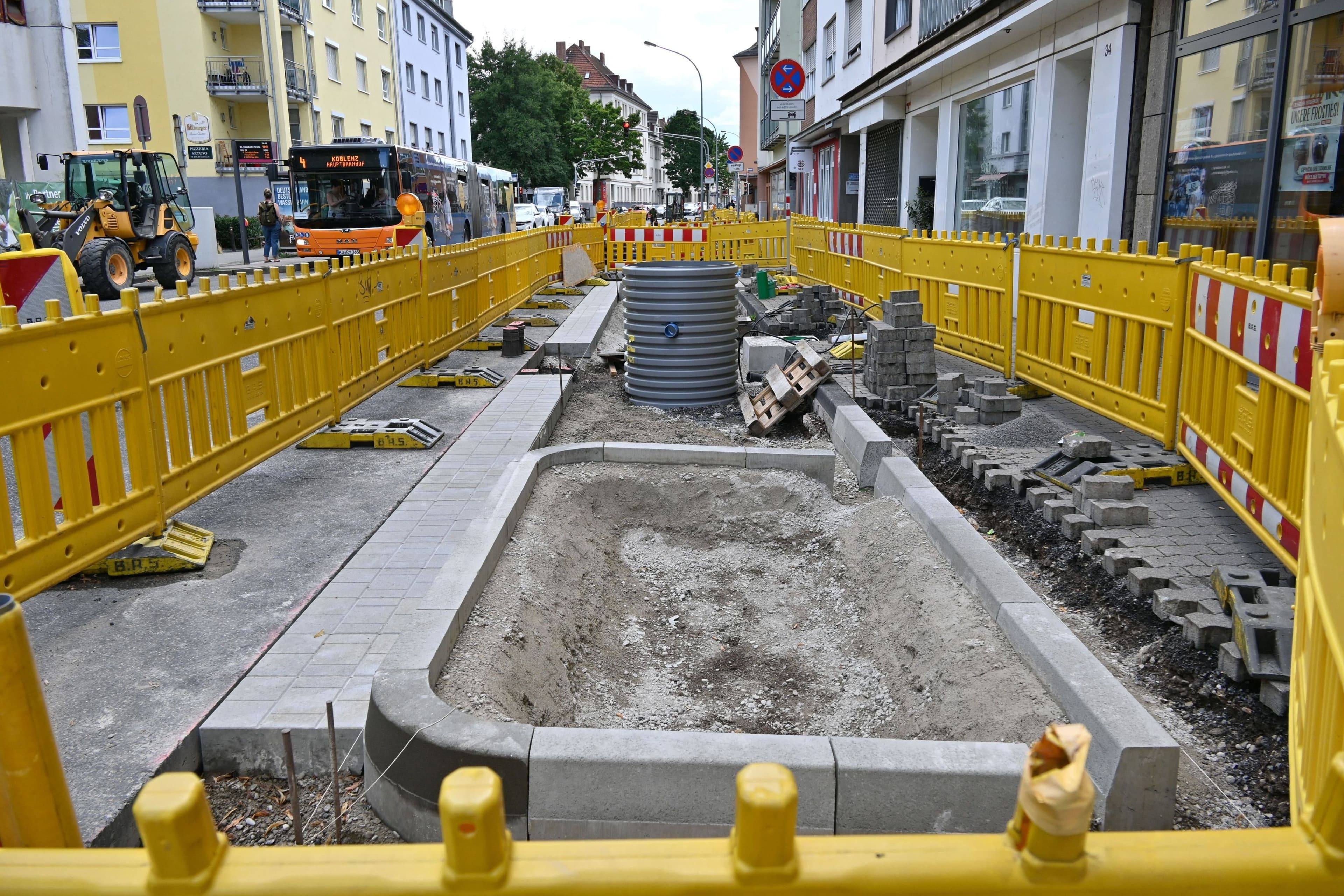 Neue Baumstandorte an der Moselweißer Straße, Baustelle wandert im August weiter.