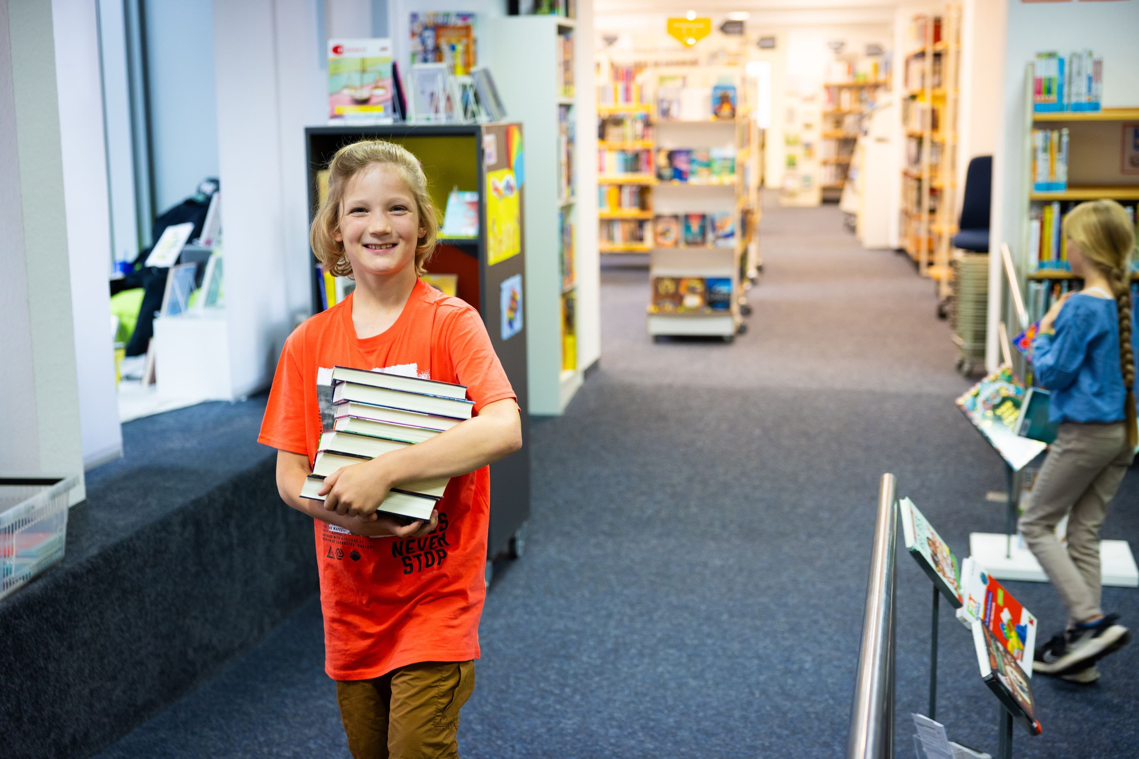 Fotos zeigen die Stadtbücherei Crailsheim und Aktionen während der Sommerferien.