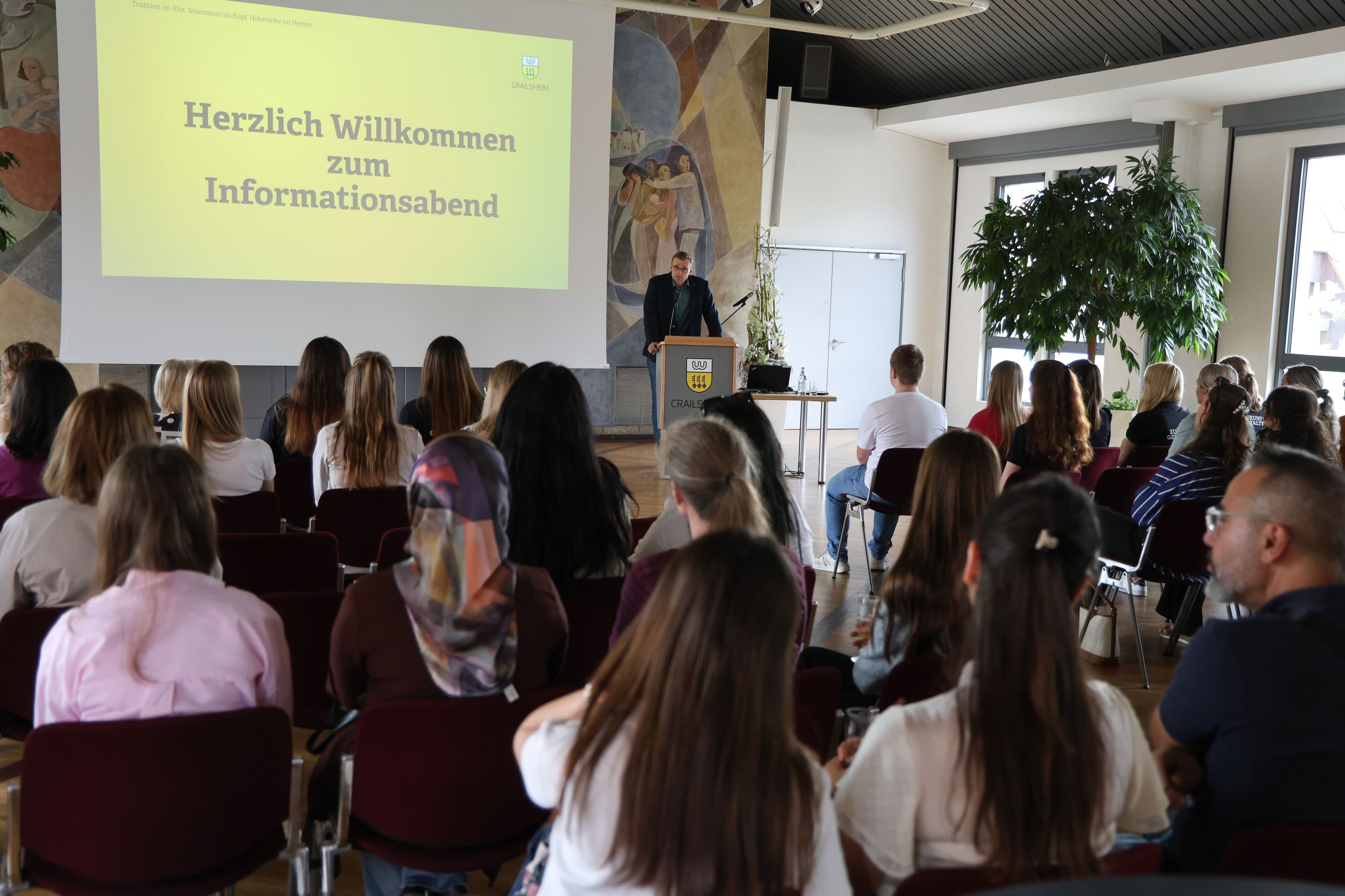 Georg Töws begrüßt neue Auszubildende und Studenten im Rathaus Crailsheim.