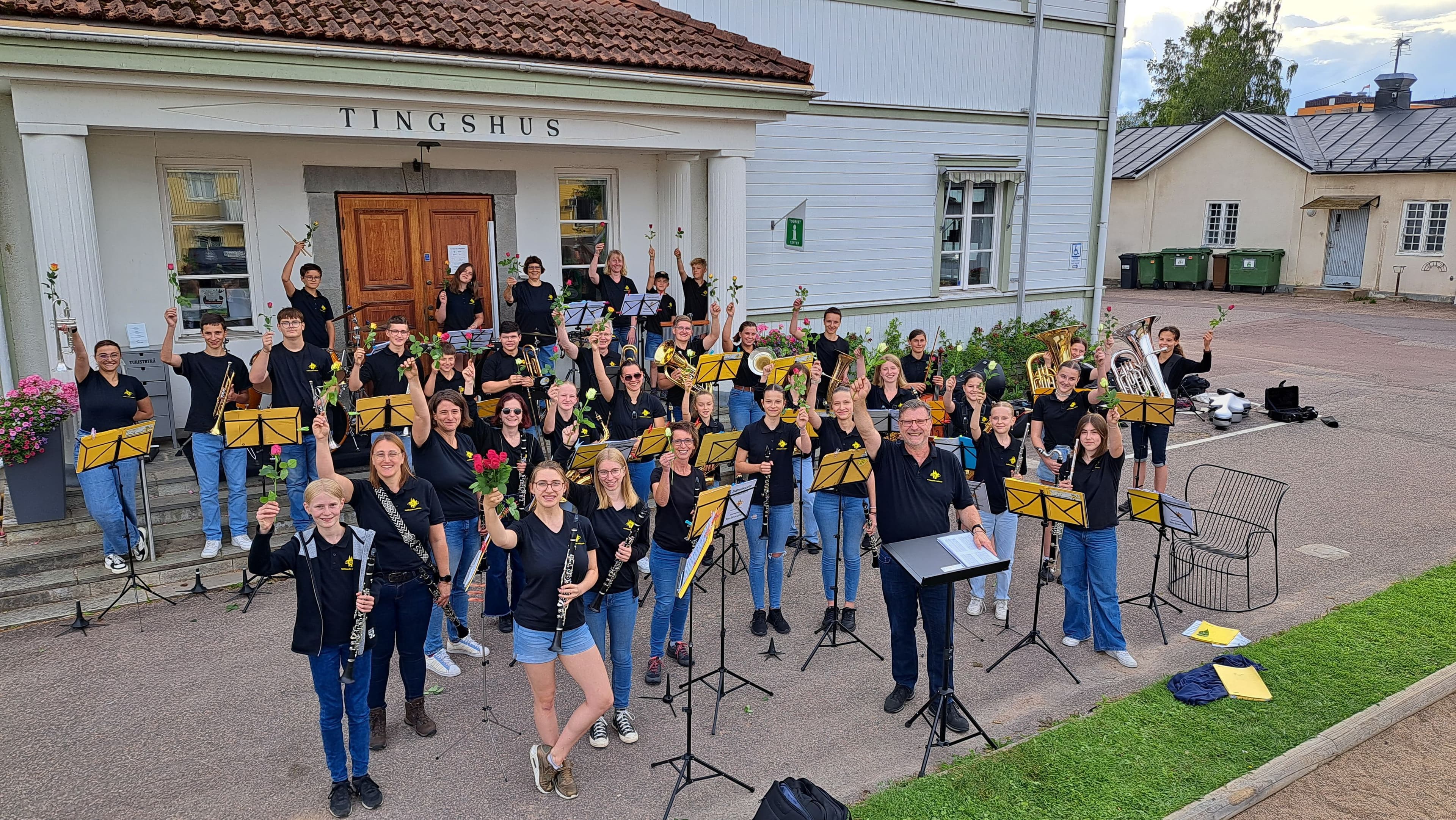 Junge Musiker der Crailsheimer Jugend präsentieren ein Standkonzert zum Schuljahresende auf dem Schweinemarktplatz.