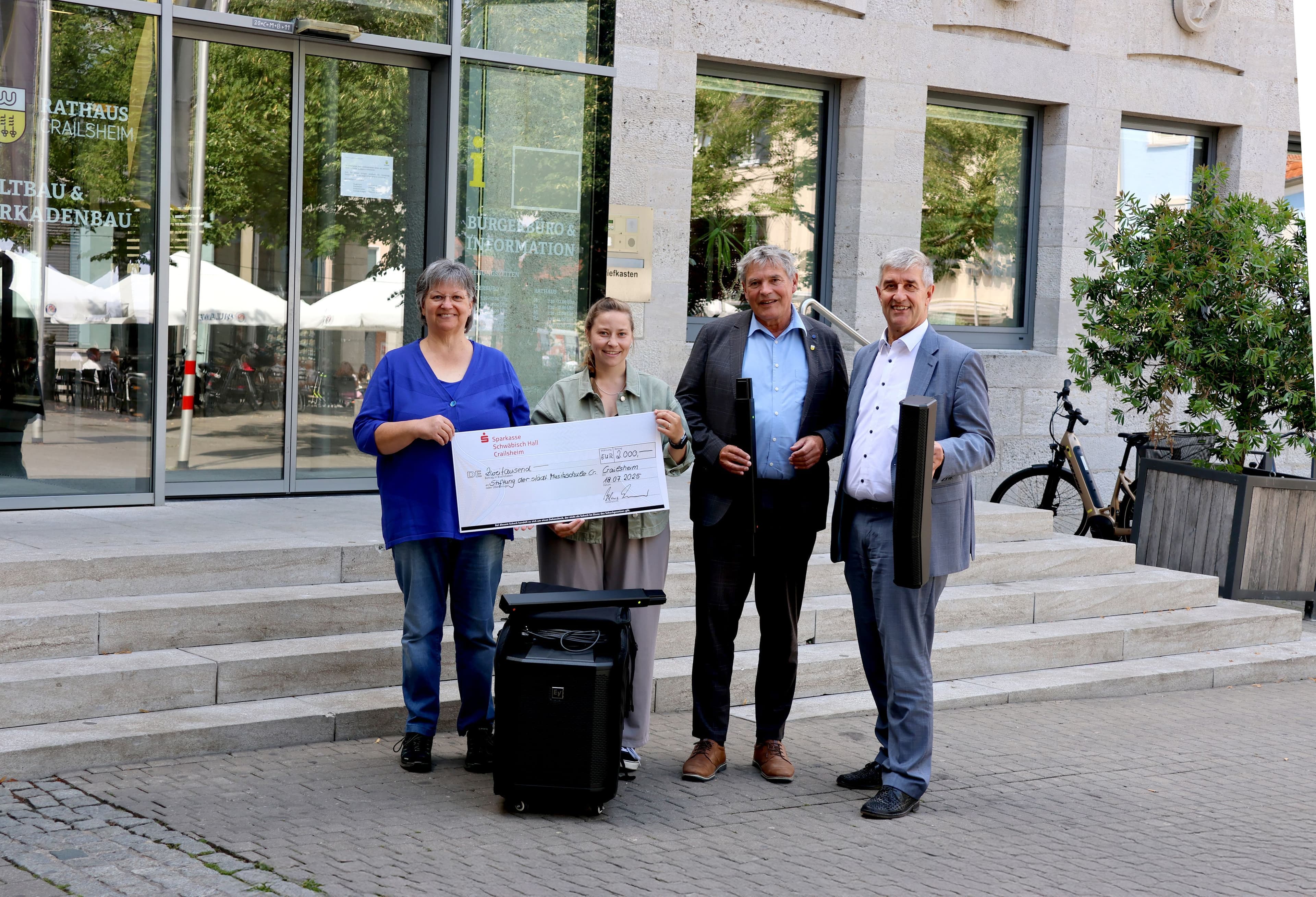 Übergabe eines modernen Lautsprechersystems an die Musikschule Crailsheim durch Vertreter der Sparkassenstiftung.