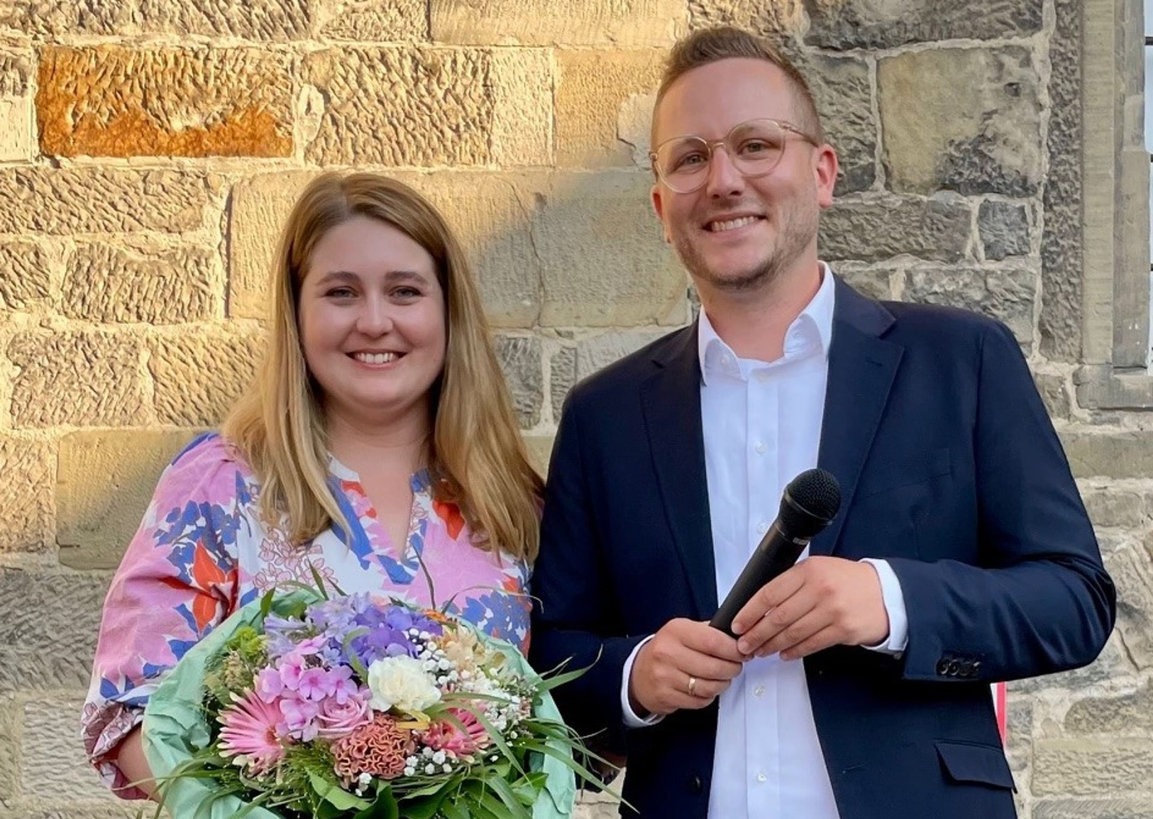 Der neue Oberbürgermeister Patrick Wegener mit Ehefrau Natalie Wegener auf dem Marktplatz in Öhringen.