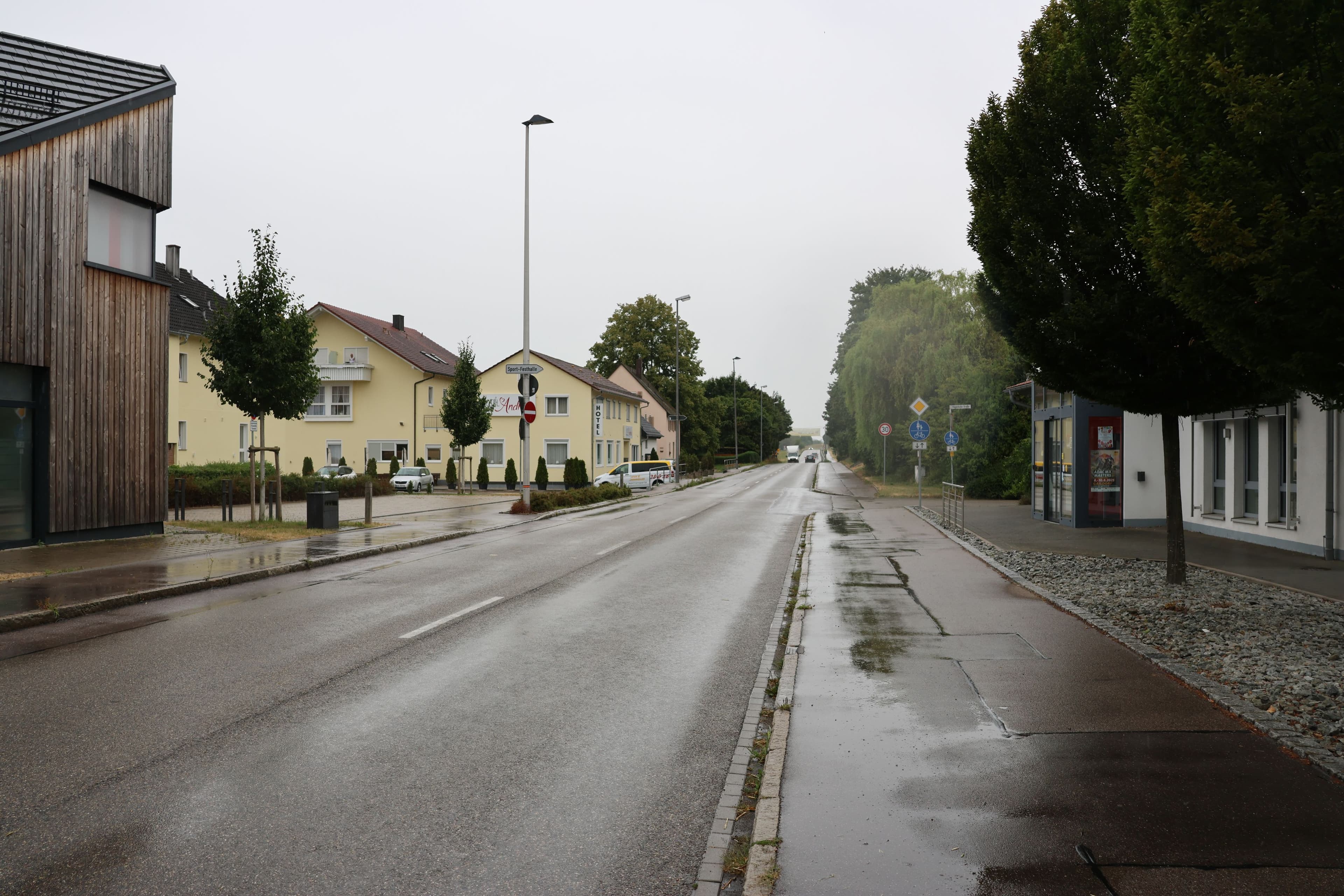 Sanierungsarbeiten sorgen für eine Vollsperrung der Haller Straße in Roßfeld bis Anfang September.