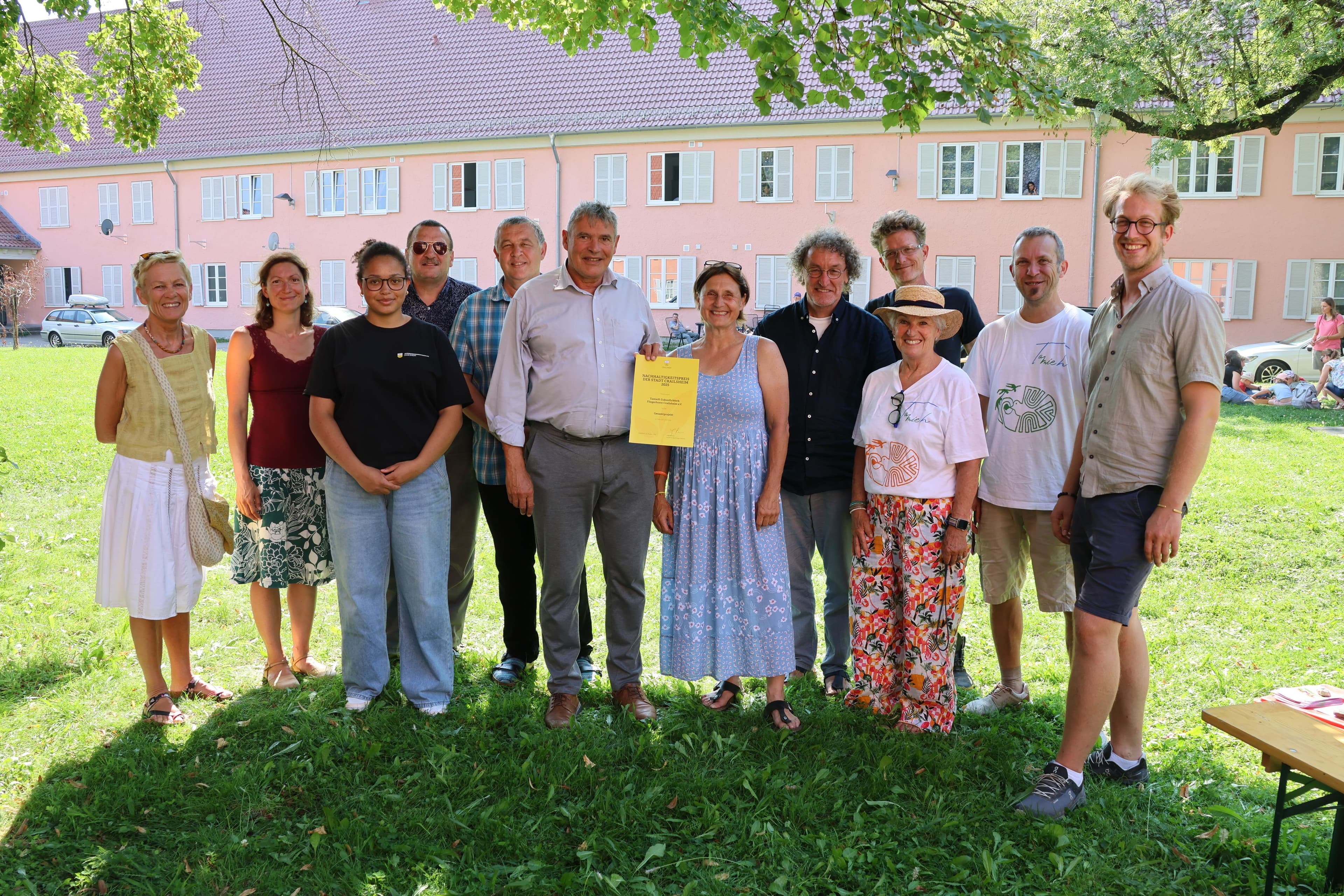 Preisverleihung 'Nachhaltigkeitspreis' der Stadt mit Preisträgern und Projektbeteiligten auf der Festwiese.