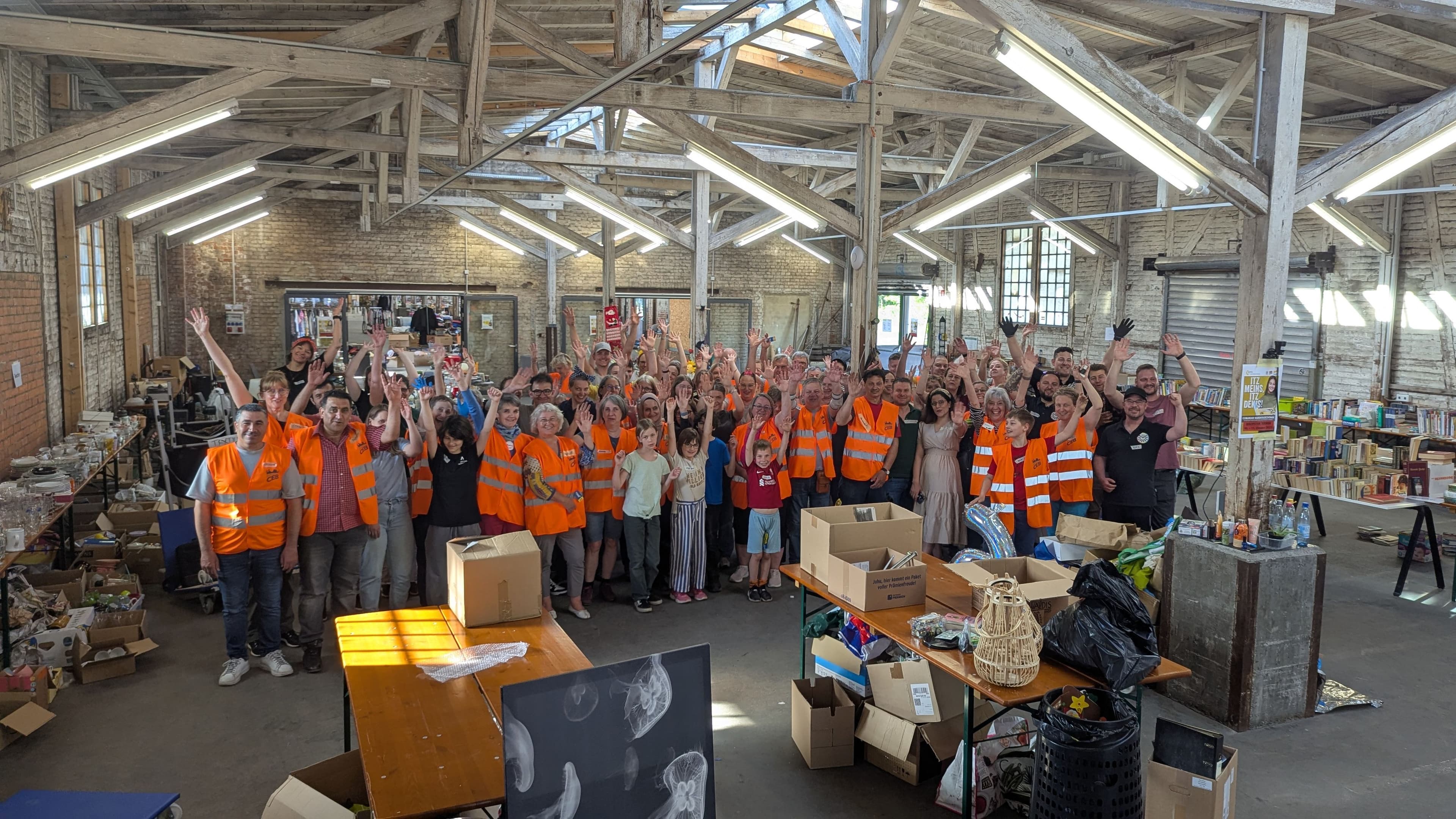 Das Organisationsteam des Warentauschtags kümmert sich gemeinsam um den Ablauf der Veranstaltung.