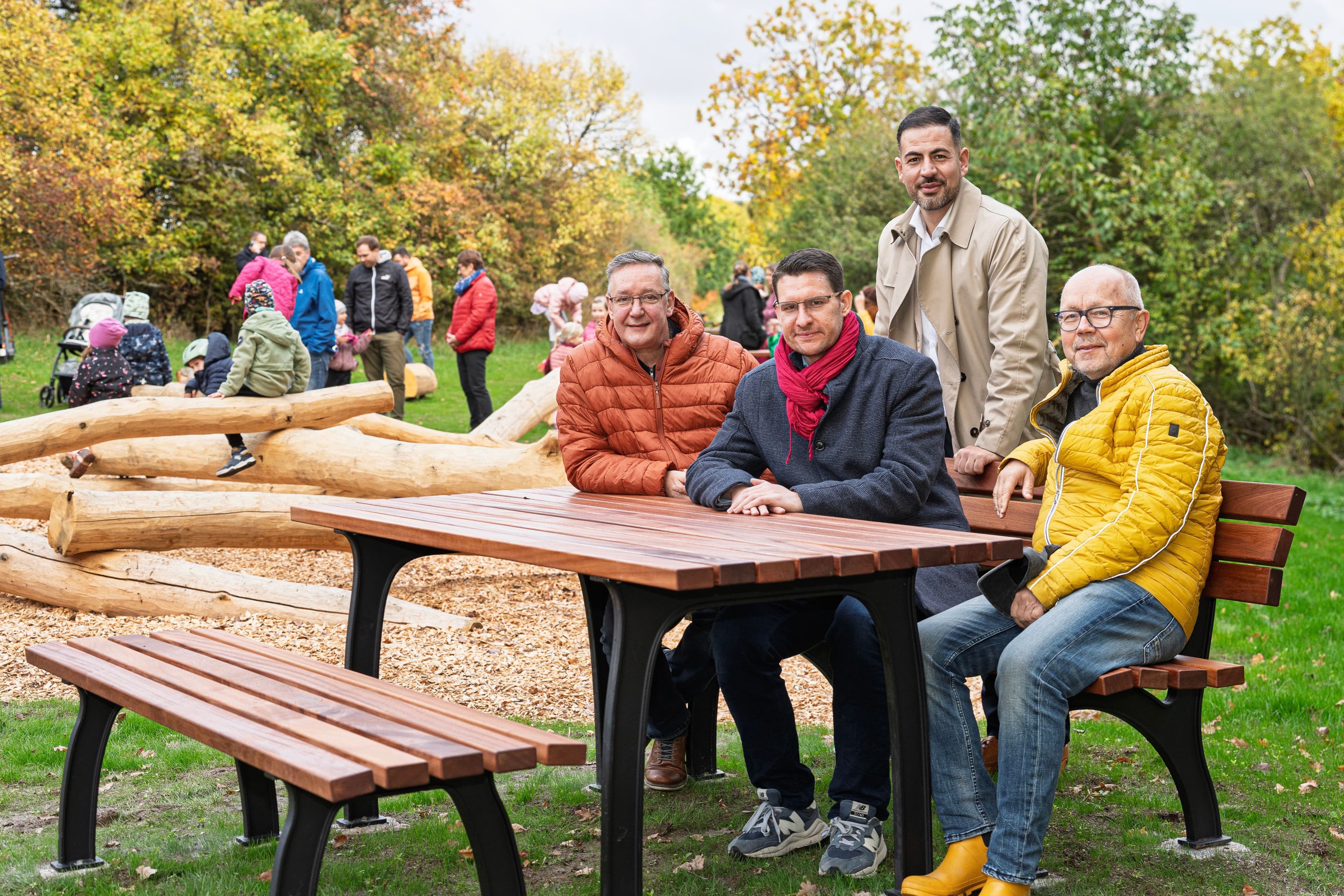 Eröffnung des neuen Naturspielplatzes im Stadtteil Scheuerfeld durch OB Dominik Sauerteig und weitere Beteiligte.