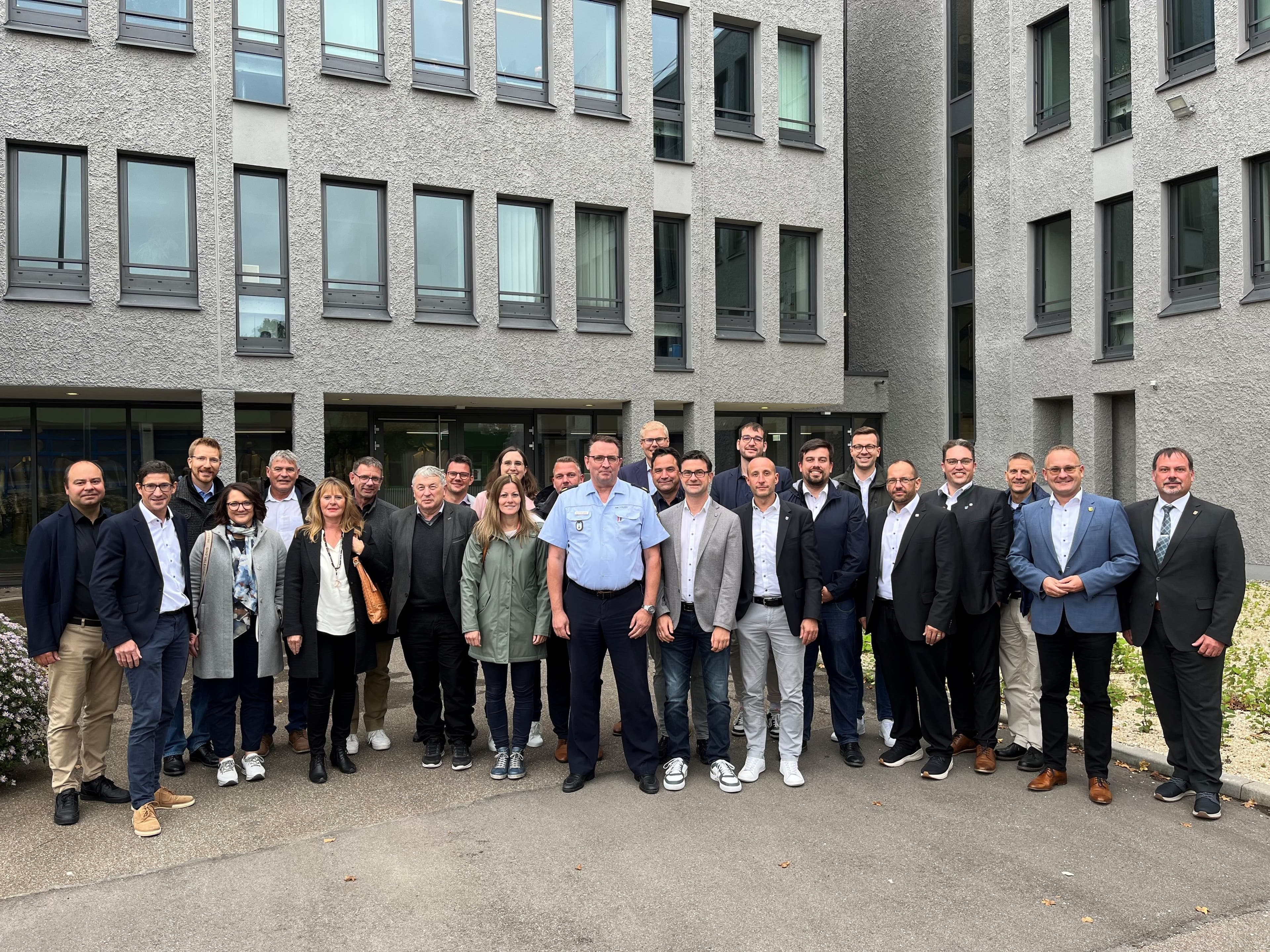 Jörg Steuler mit Bürgermeisterinnen und Bürgermeistern im Lagezentrum des Polizeipräsidiums Aalen.