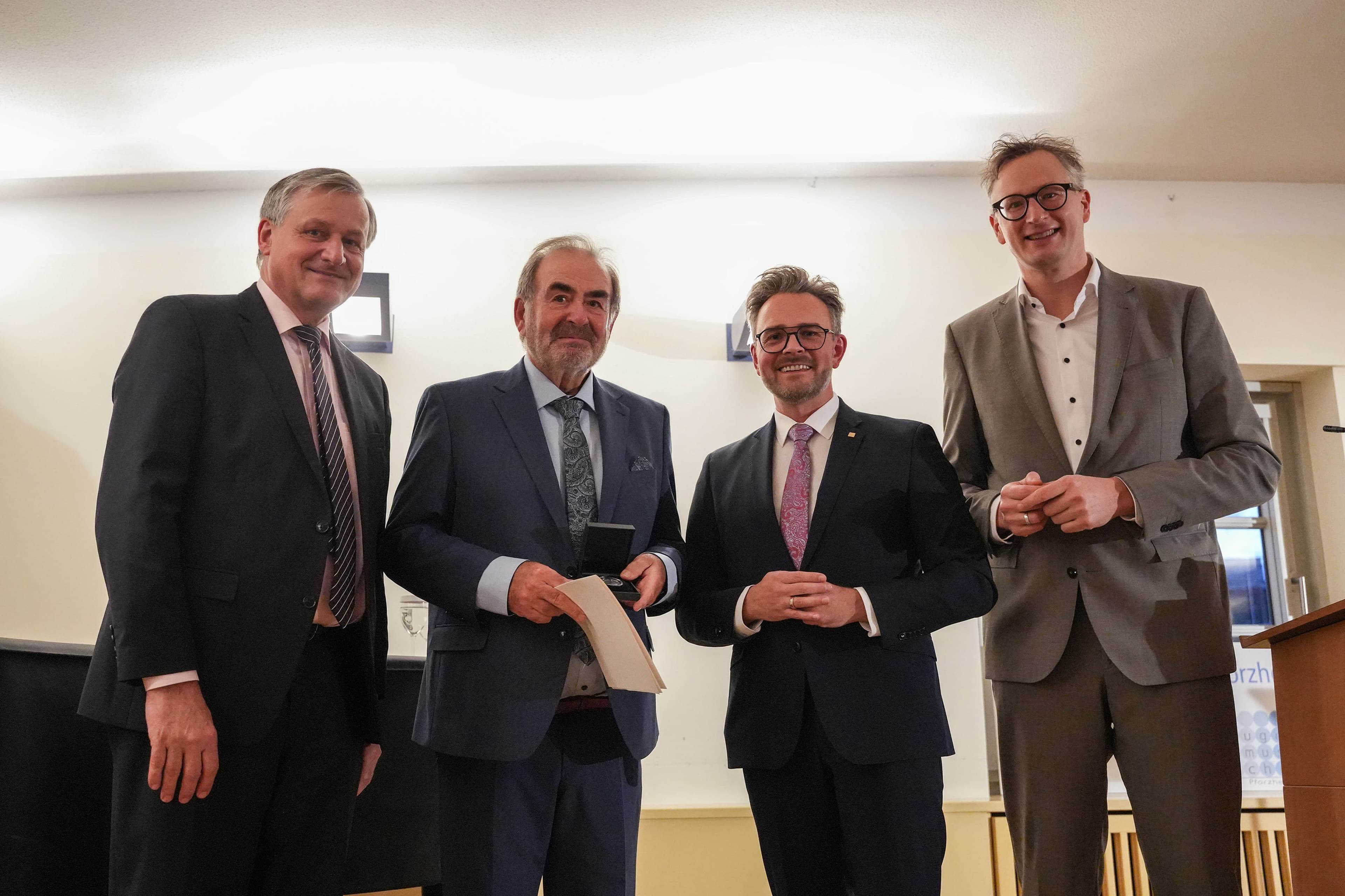 Verleihung der Staufermedaille an Wolfgang Berger im Beisein von Hans-Ulrich Rülke und OB Peter Boch.