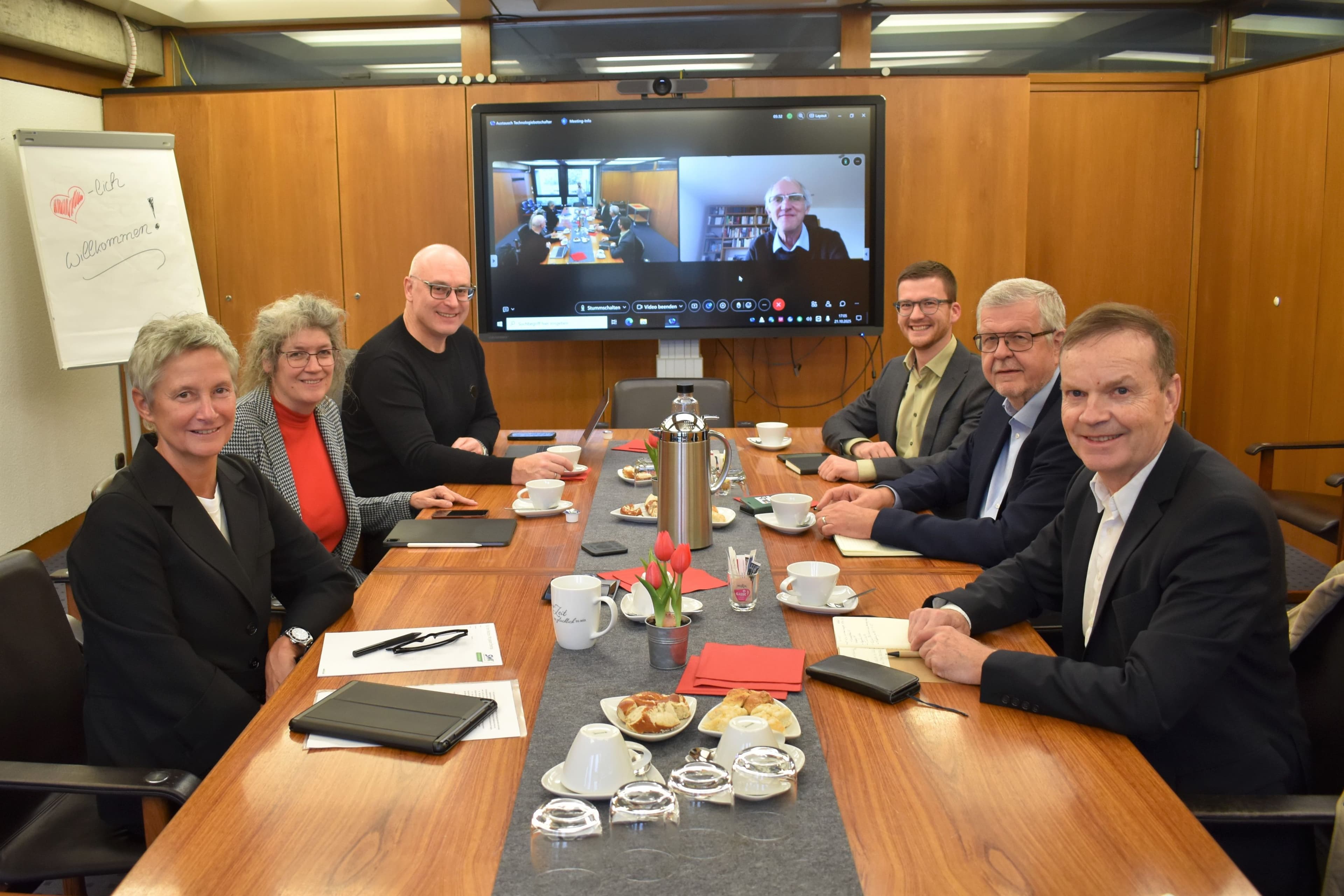 Austausch zwischen Oberbürgermeisterin, Technologiebotschaftern und Wirtschaftsförderern im Rathaus.