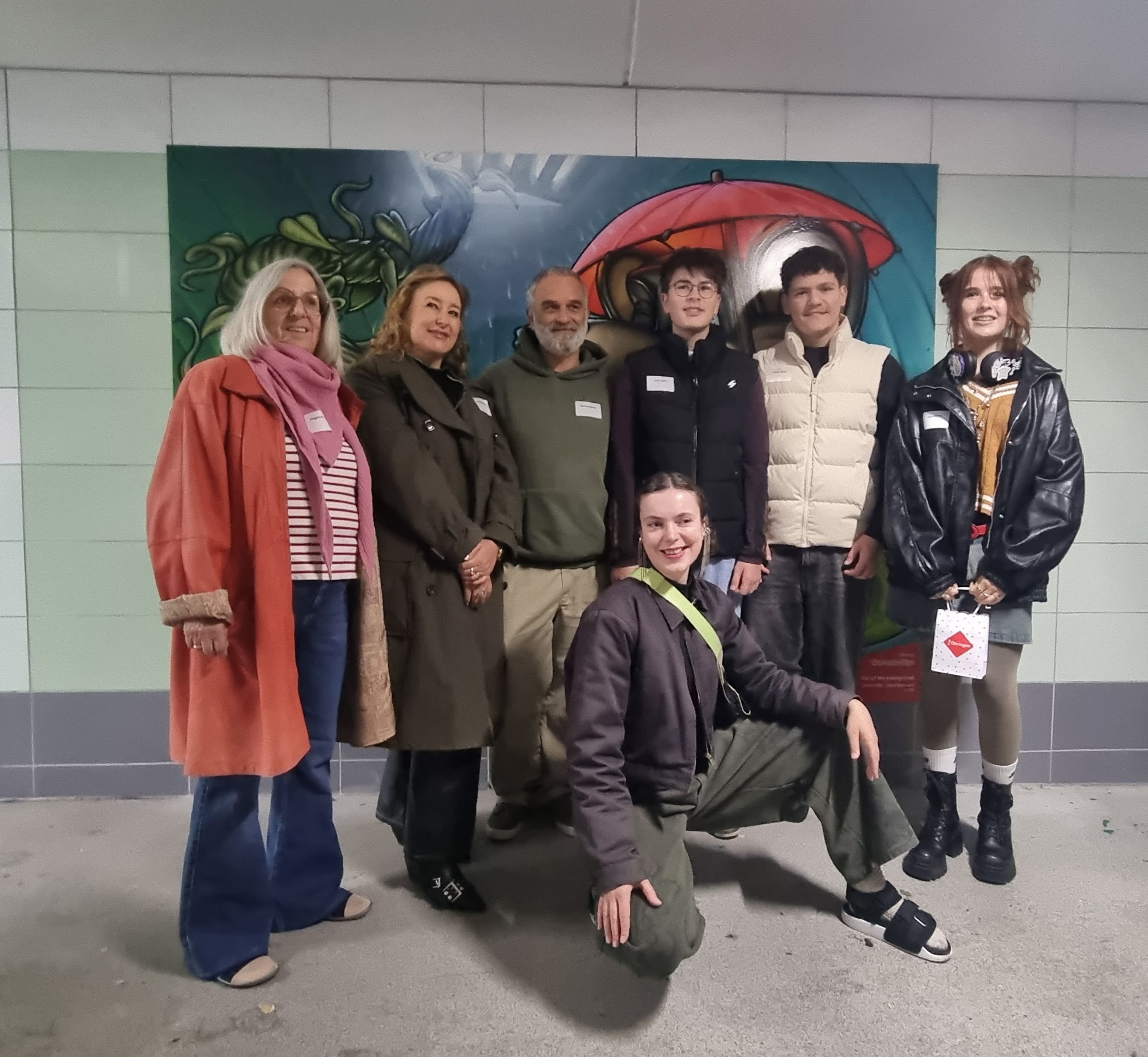 Künstlerinnen und Künstler der Aktion "Kunst-unter-Wegs" in der Hohenlohe Unterführung.