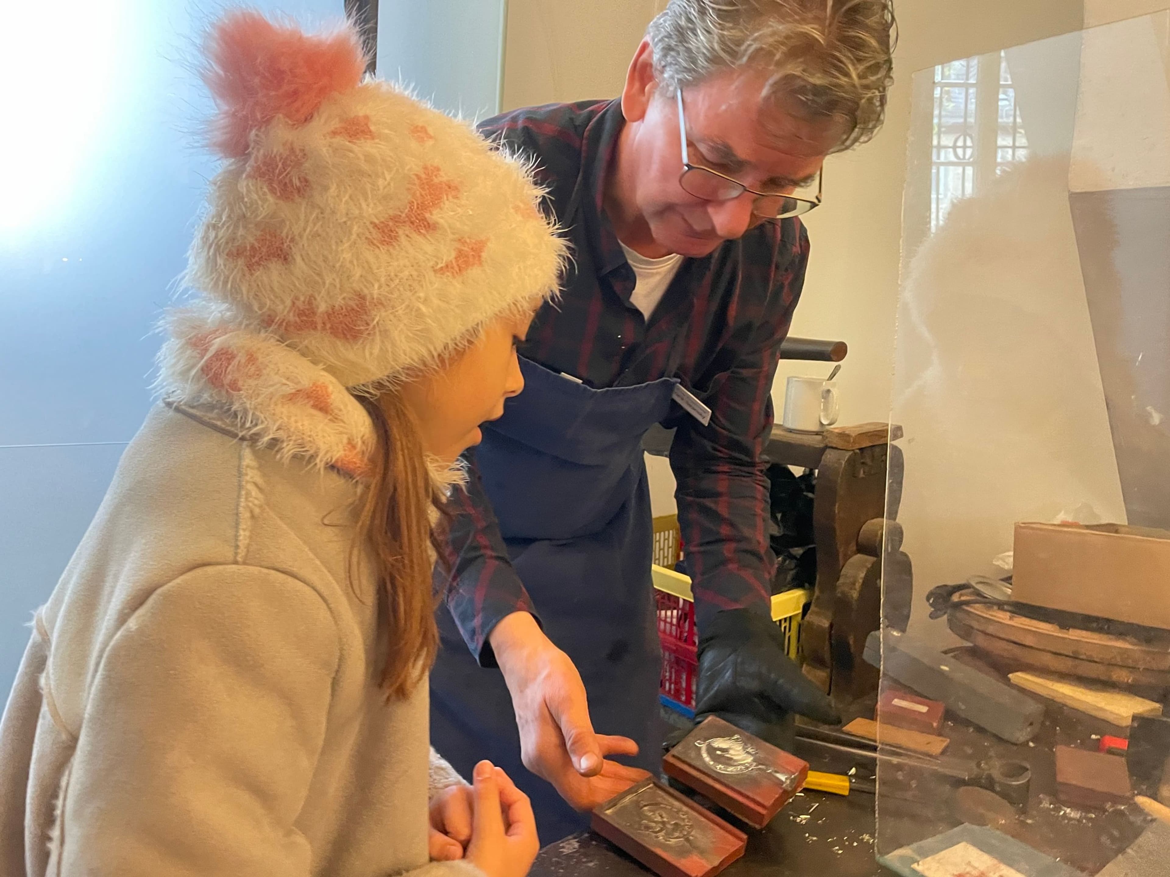 Das Weihnachts-Zinngießen im Weygang-Museum Öhringen erfreut sich großer Beliebtheit als Auftakt in die Weihnachtszeit.