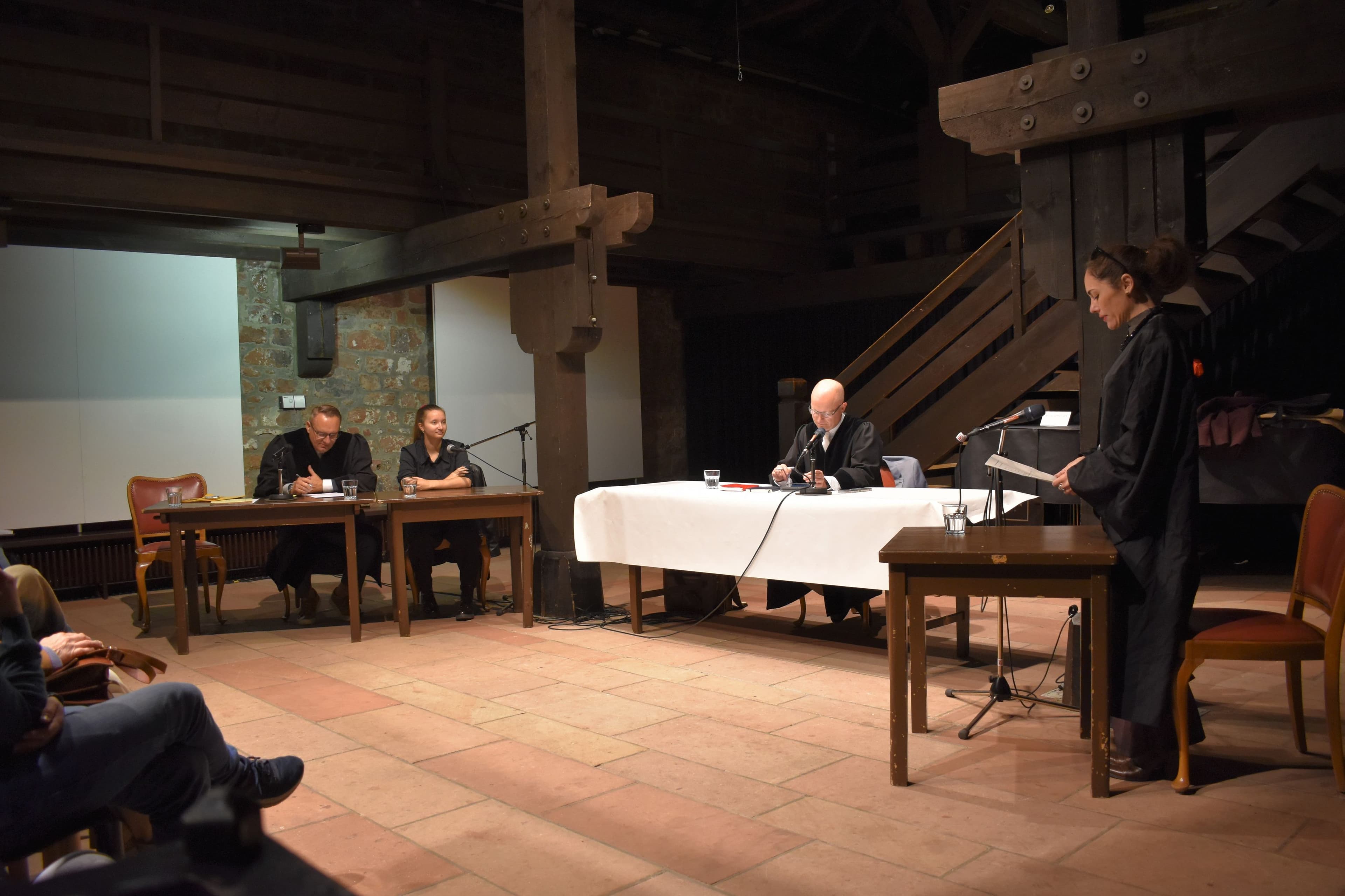 Improvisationstheater ‚Hänsel und Gretel vor Gericht‘ begeistert rund 90 Schülerinnen und Schüler.