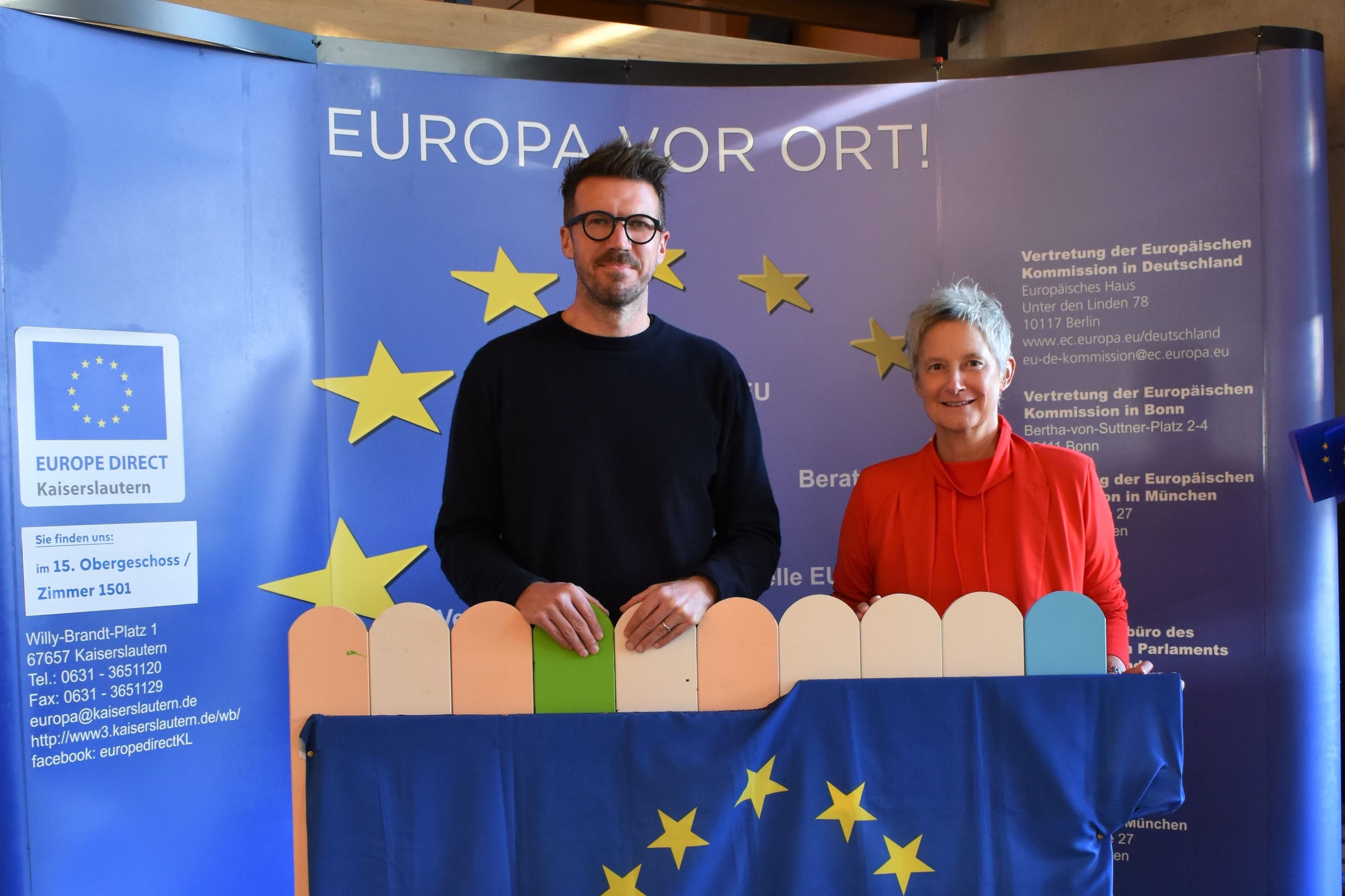 OberbĂĽrgermeisterin Beate Kimmel und Marco Zettl freuen sich ĂĽber die FortfĂĽhrung von EUROPE DIRECT.