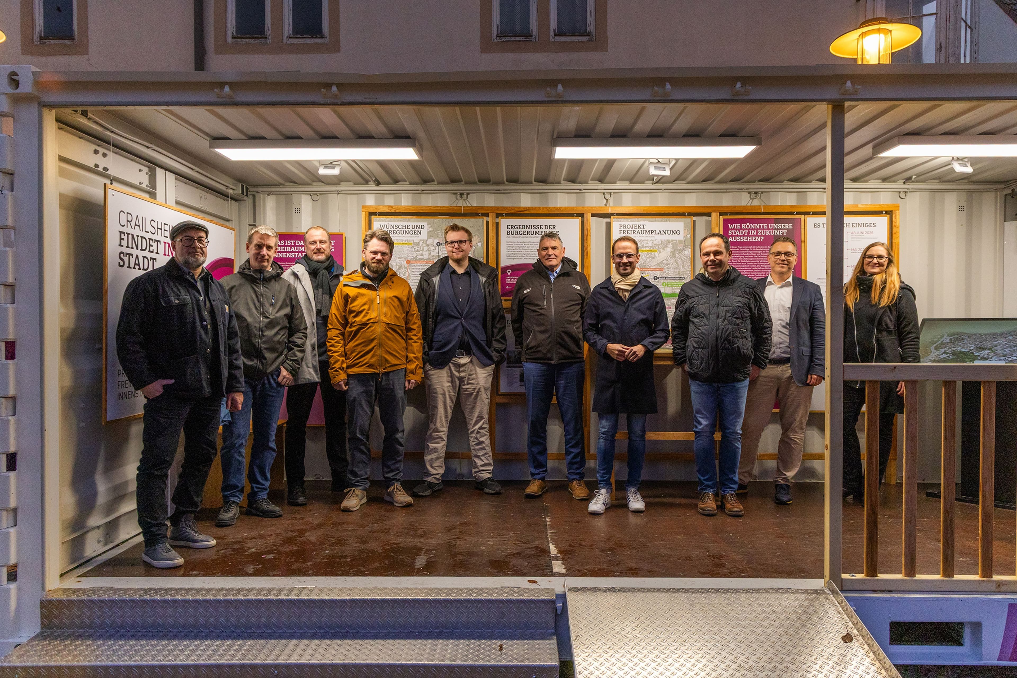 Besichtigung des Informationscontainers auf dem Schweinemarktplatz durch Vertreter der Stadt und Projektbeteiligte.