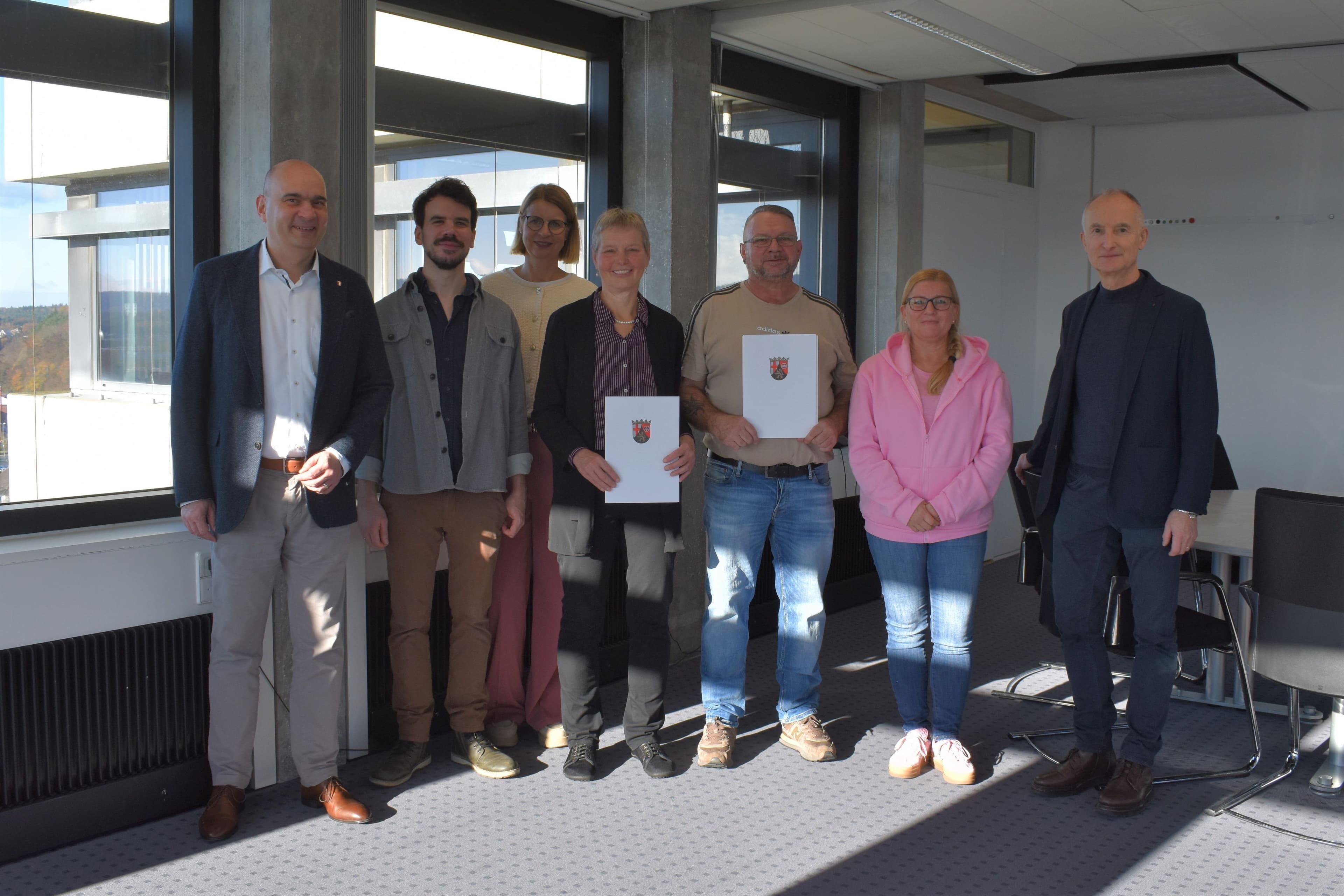 Bürgermeister Manfred Schulz gratuliert Gerlinde Engelhardt und Markus Pleickhardt zum 40-jährigen Dienstjubiläum.