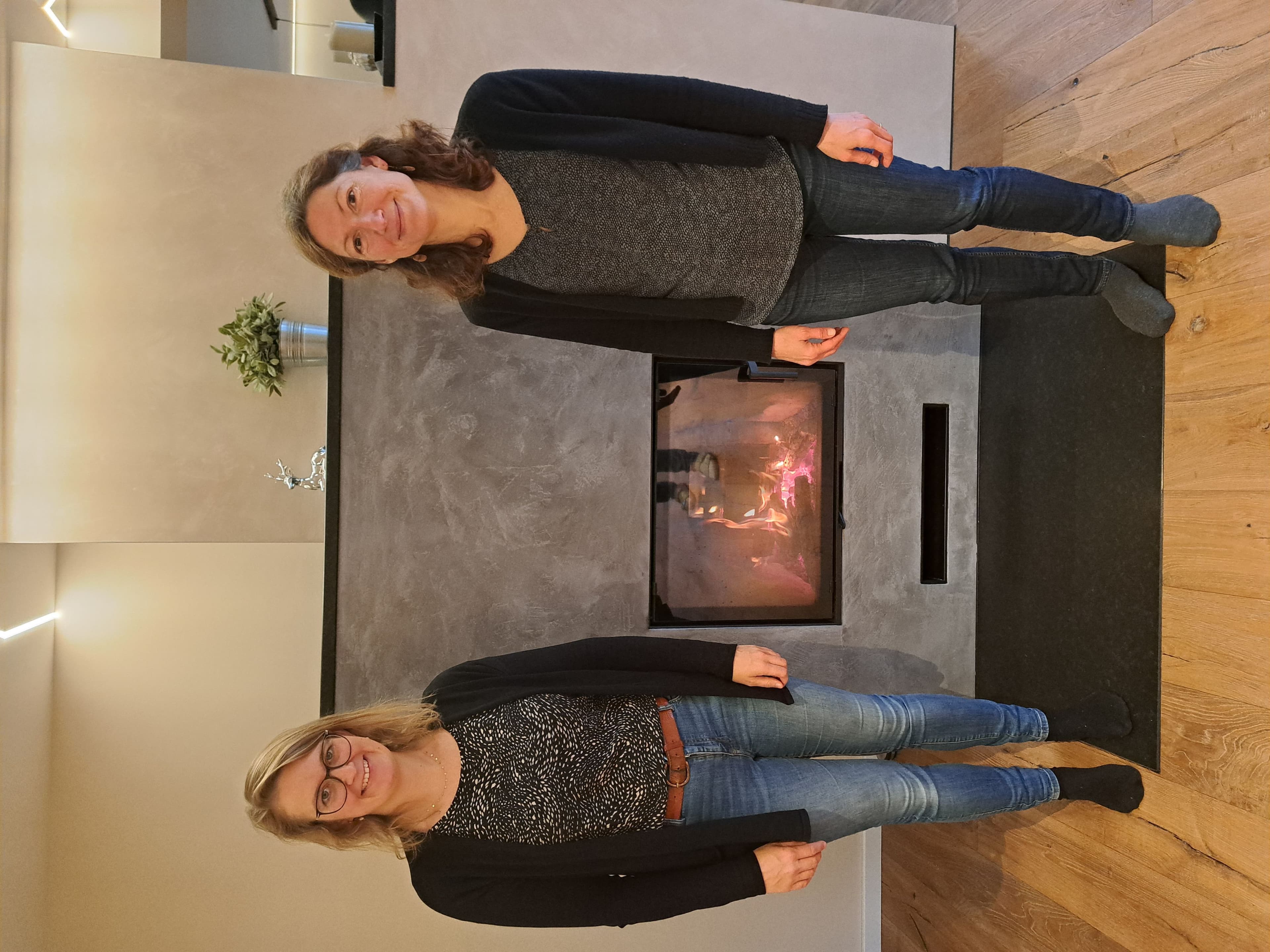 Caroline Schöner und Helene Urbain werben gemeinsam für den kostenlosen Ofenführerschein.