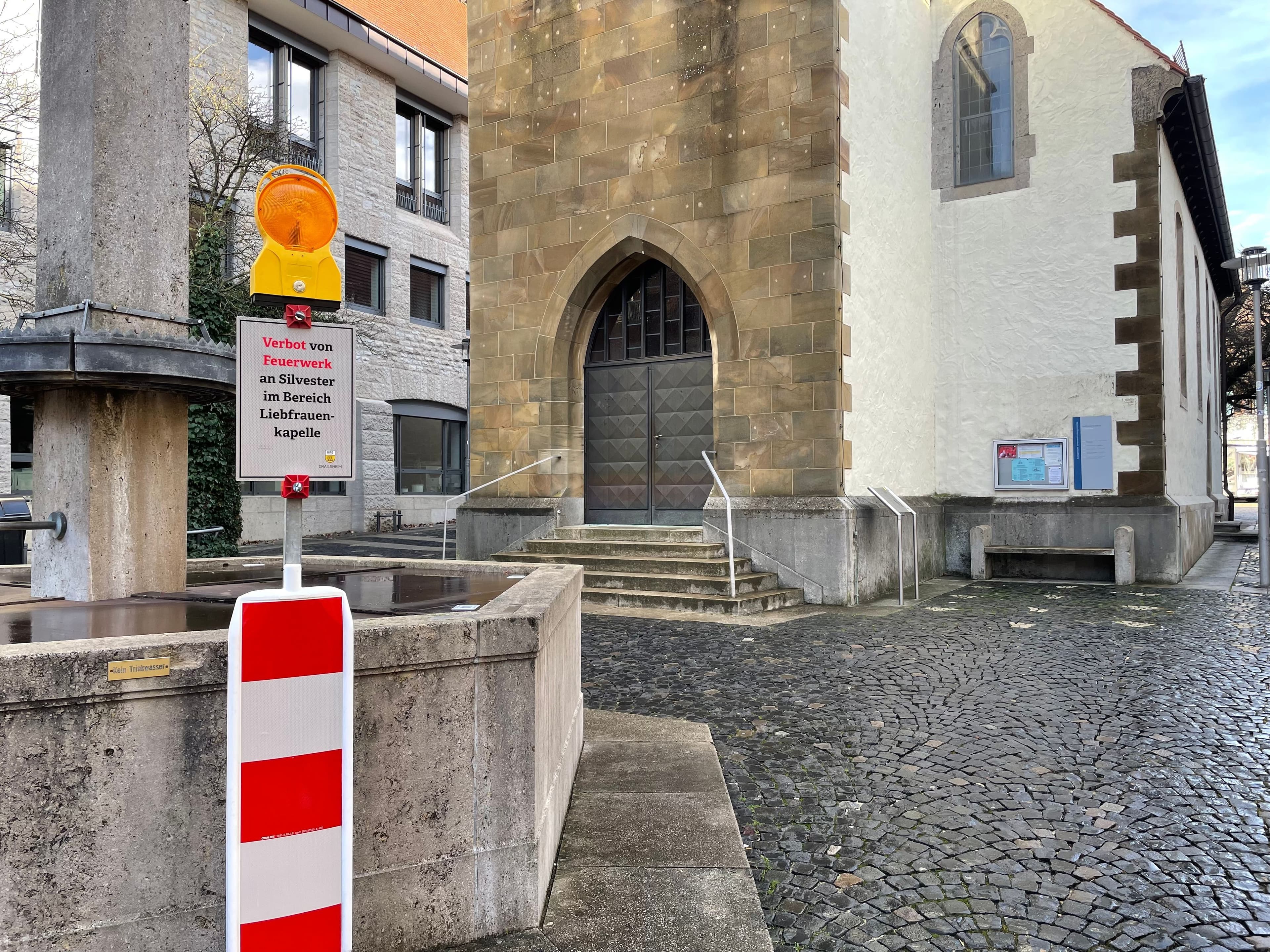Baubetriebshof stellt zum Jahreswechsel Silvester-Hinweisschilder an der Liebfrauenkapelle auf.