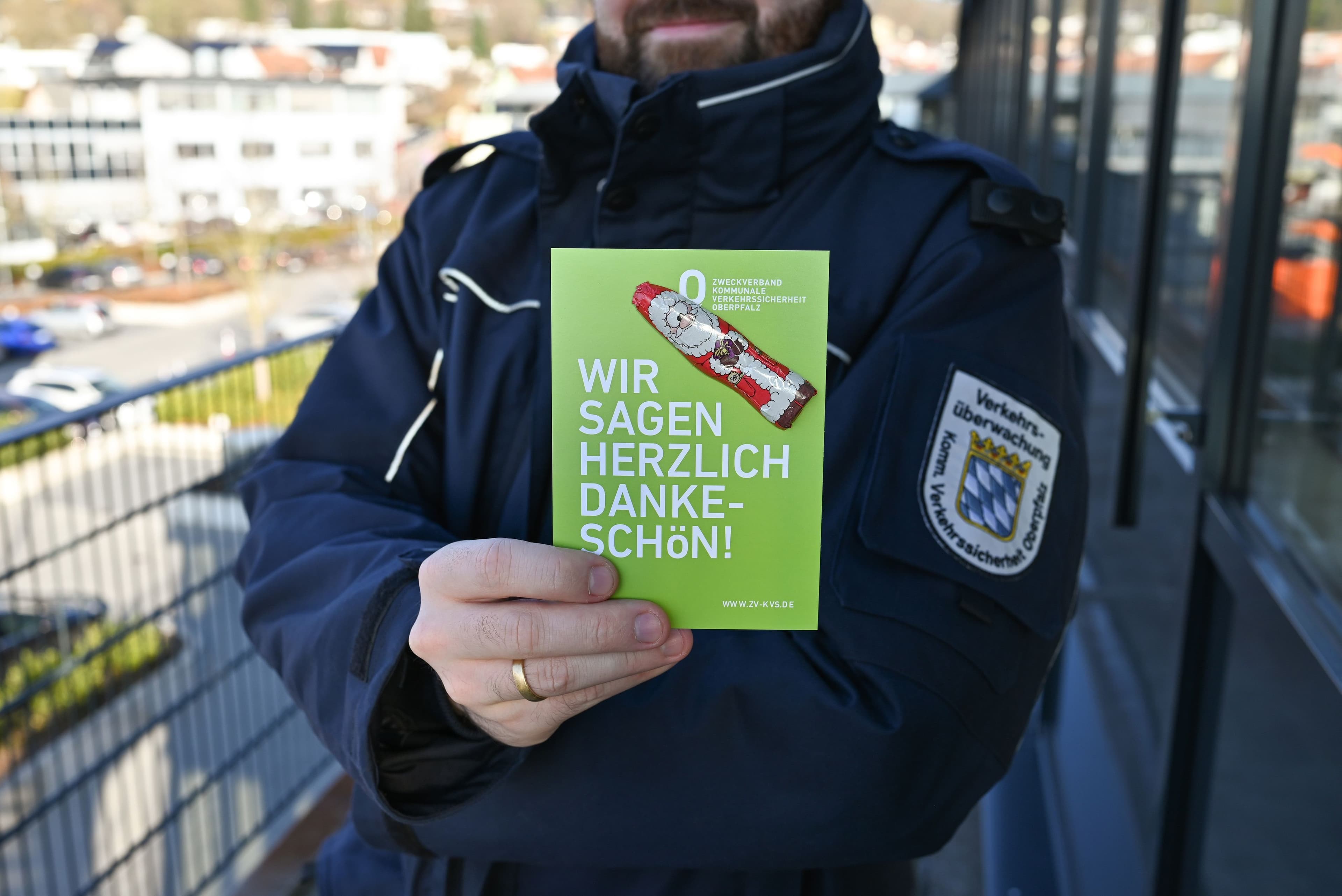 Richtigparkende erhalten in der Vorweihnachtszeit vom Zweckverband Schoko-Weihnachtsmänner an den Scheibenwischer.