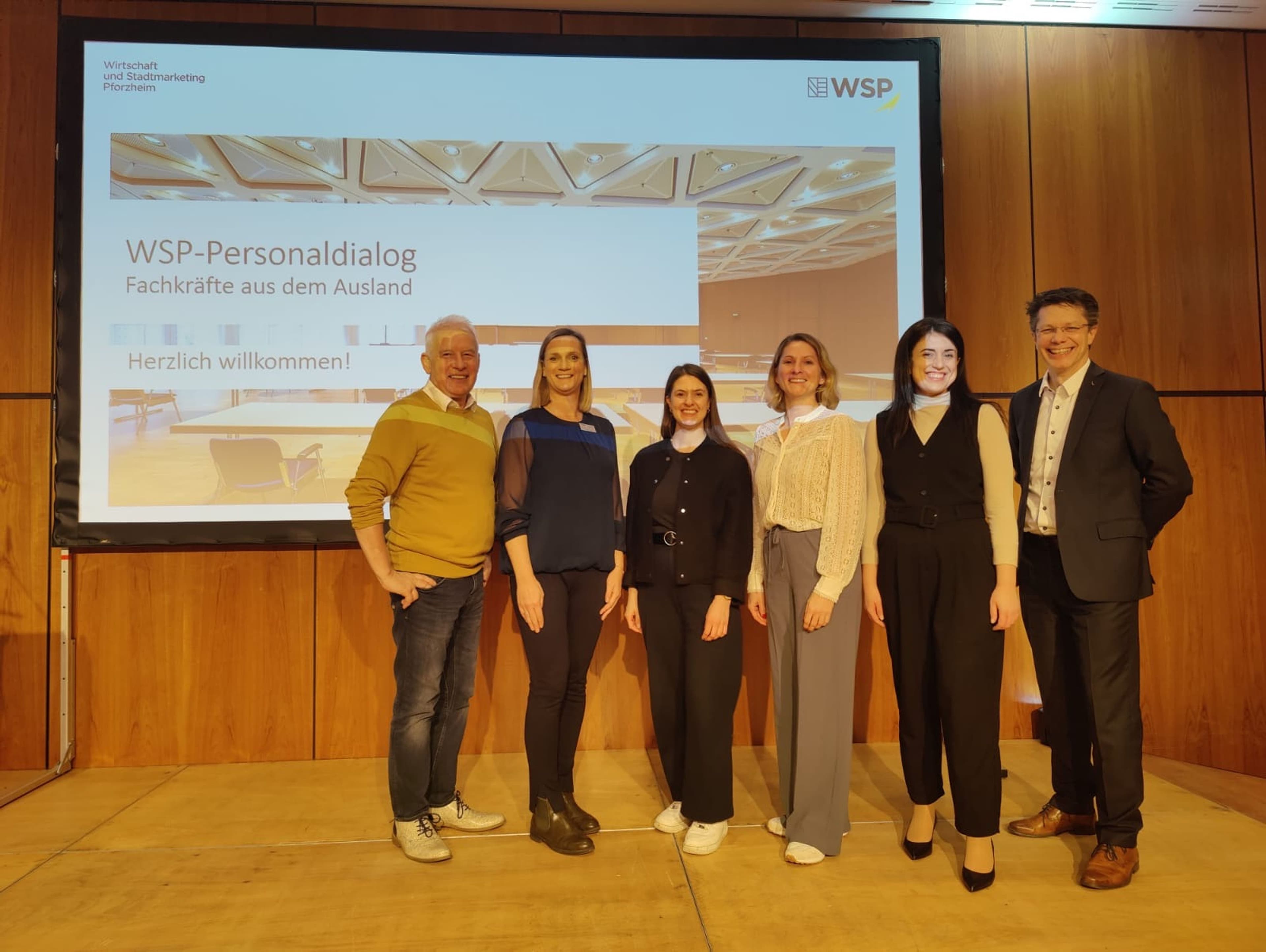 Expertinnen und Experten diskutieren beim WSP-Personaldialog über internationale Fachkräfte.