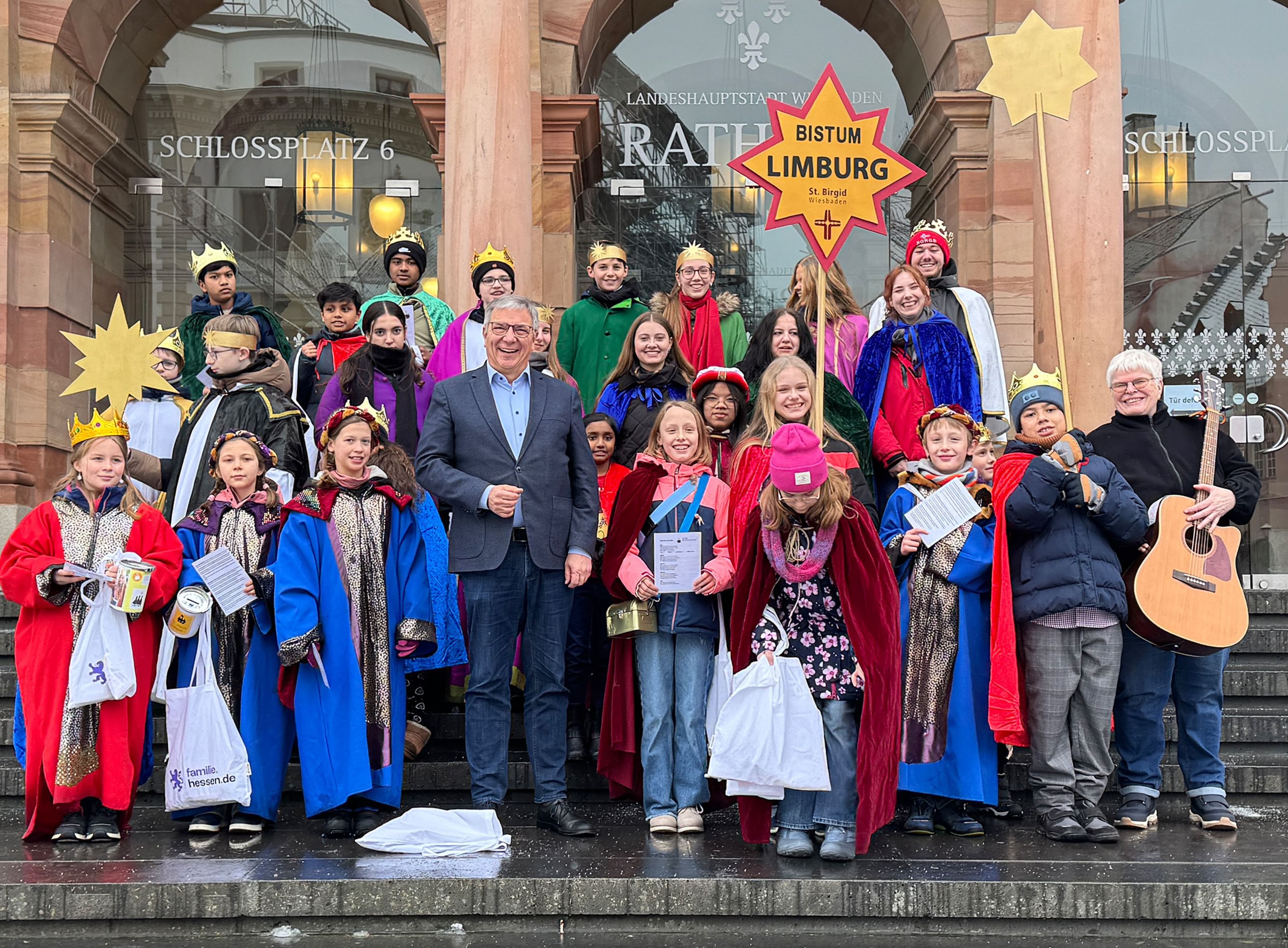 Sternsinger bringen Segen ins Wiesbadener Rathaus | Symbolbild