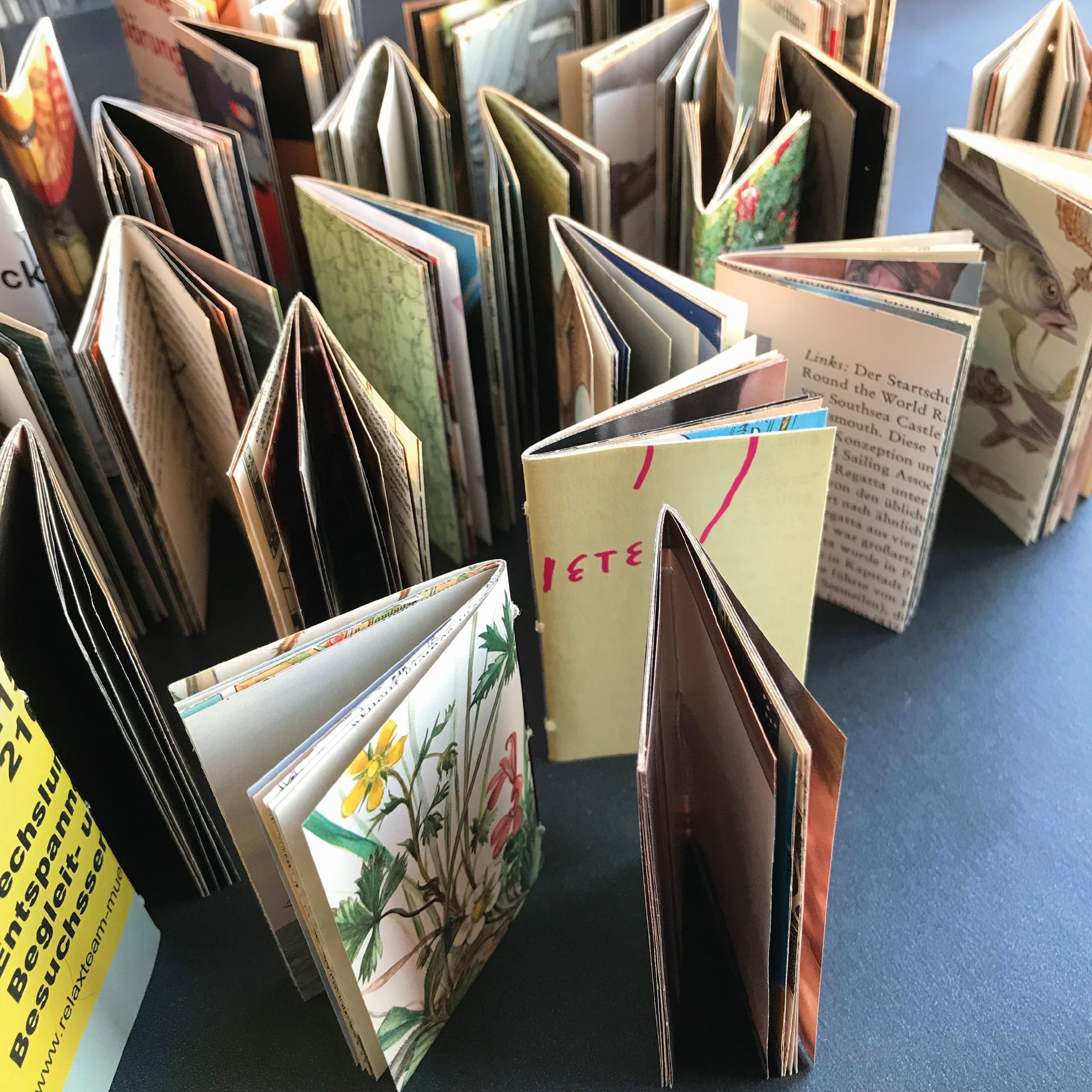 Silas Schmidt gestaltet individuelle Kunsthefte aus Papier- und Buchresten im Stadtmuseum.