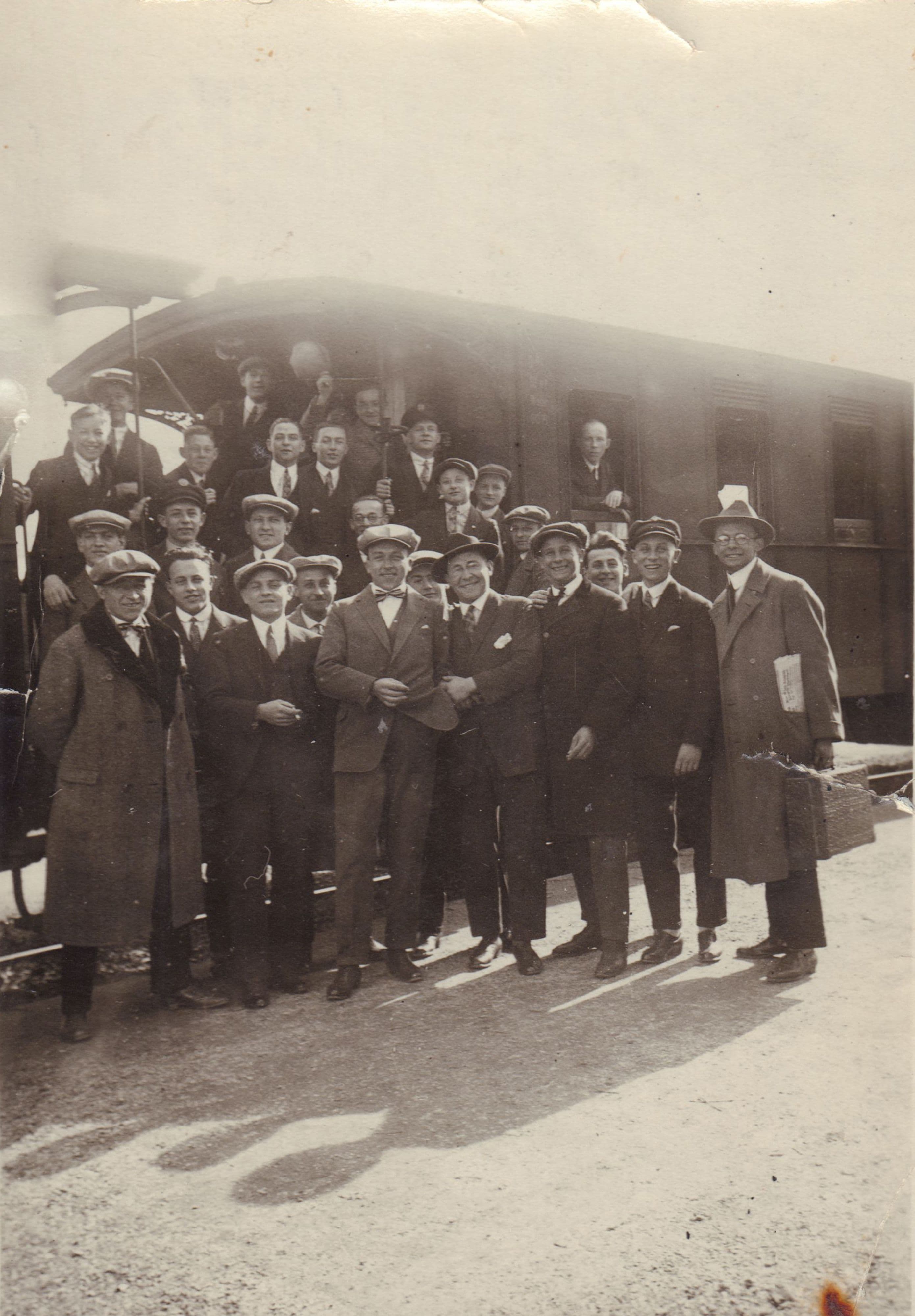 Ein Ausflug des Verkehrsbeamtenvereins 1912 – frühe Zeugnisse von Mobilität und Ausflugsverkehr. Ein Ausflug des Verkehrsbeamtenvereins 1912 – frühe Zeugnisse von Mobilität und Ausflugsverkehr.