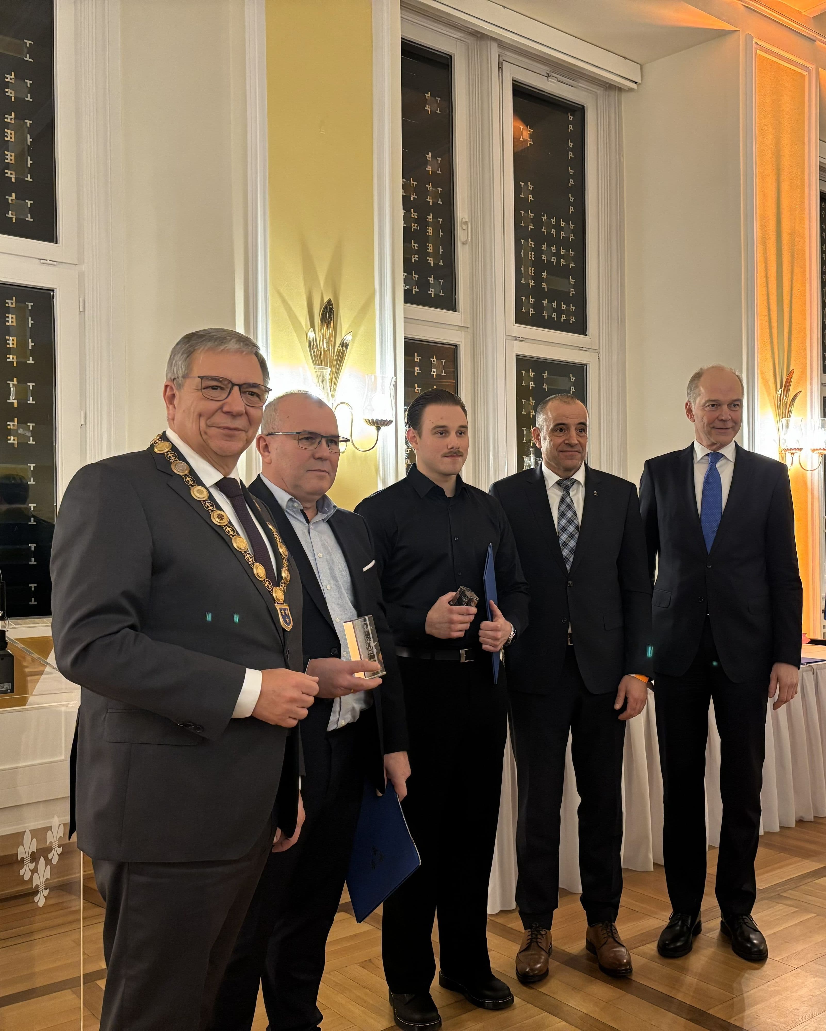 Mut wird in Wiesbaden geehrt | Symbolbild