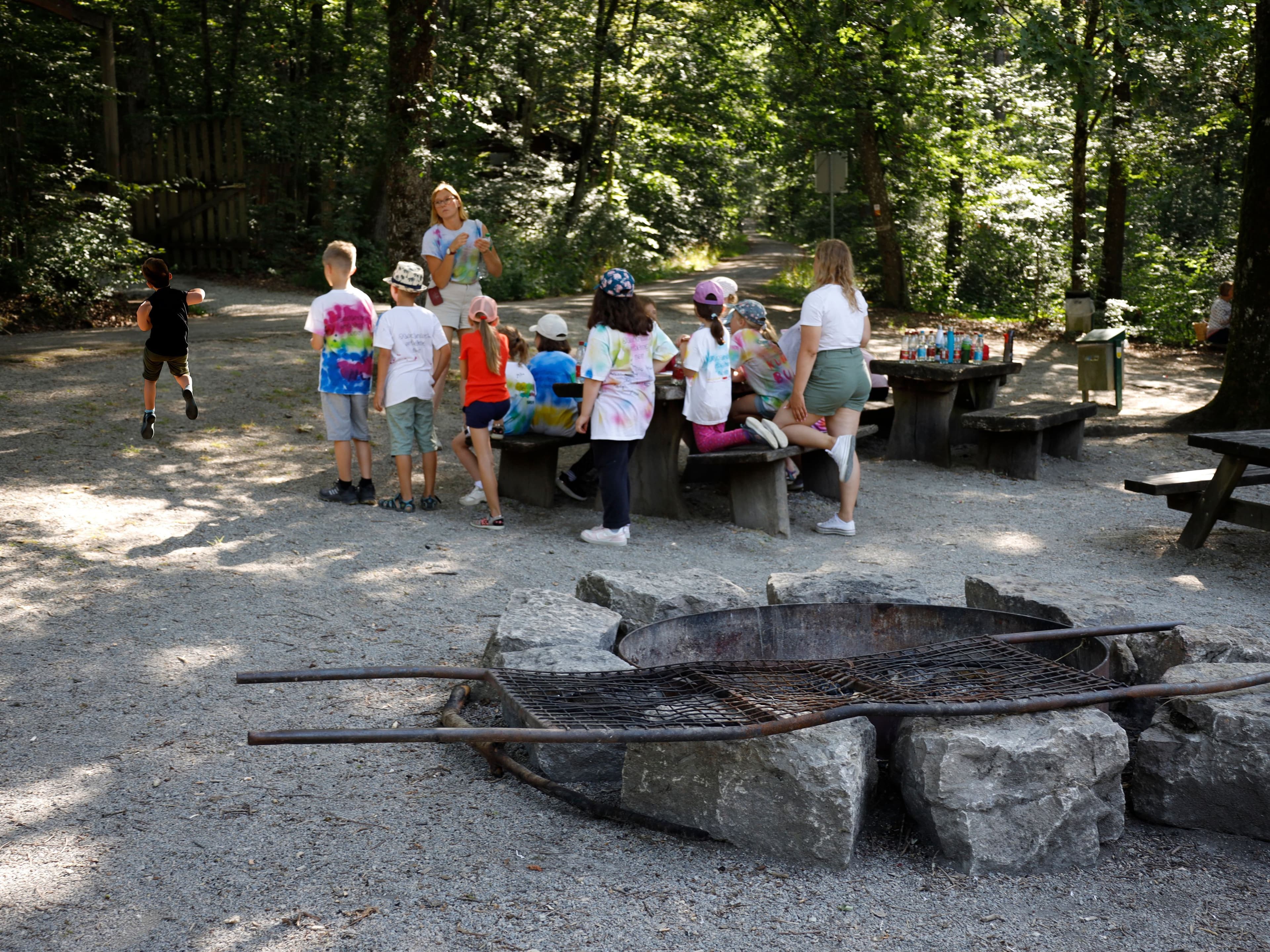 Ferienprogramm im Schönebürgwald bietet Kindern spannende Naturerlebnisse und kreative Aktivitäten. Ferienprogramm im Schönebürgwald bietet Kindern spannende Naturerlebnisse und kreative Aktivitäten.