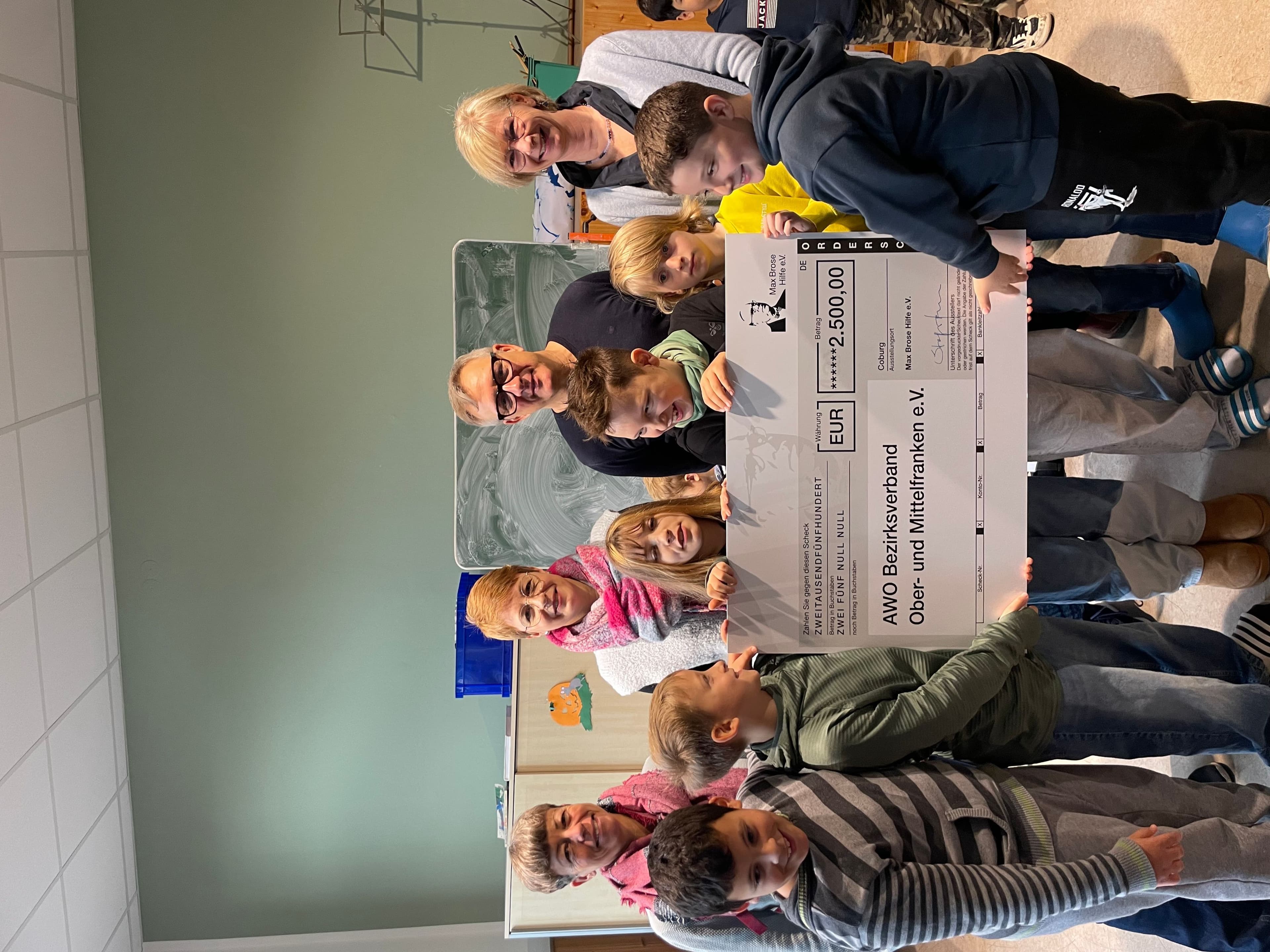 Die Stadtteilforscher-AG der Grundschule Ketschendorf präsentiert mit Unterstützern das neue Beteiligungsprojekt. Die Stadtteilforscher-AG der Grundschule Ketschendorf präsentiert mit Unterstützern das neue Beteiligungsprojekt.