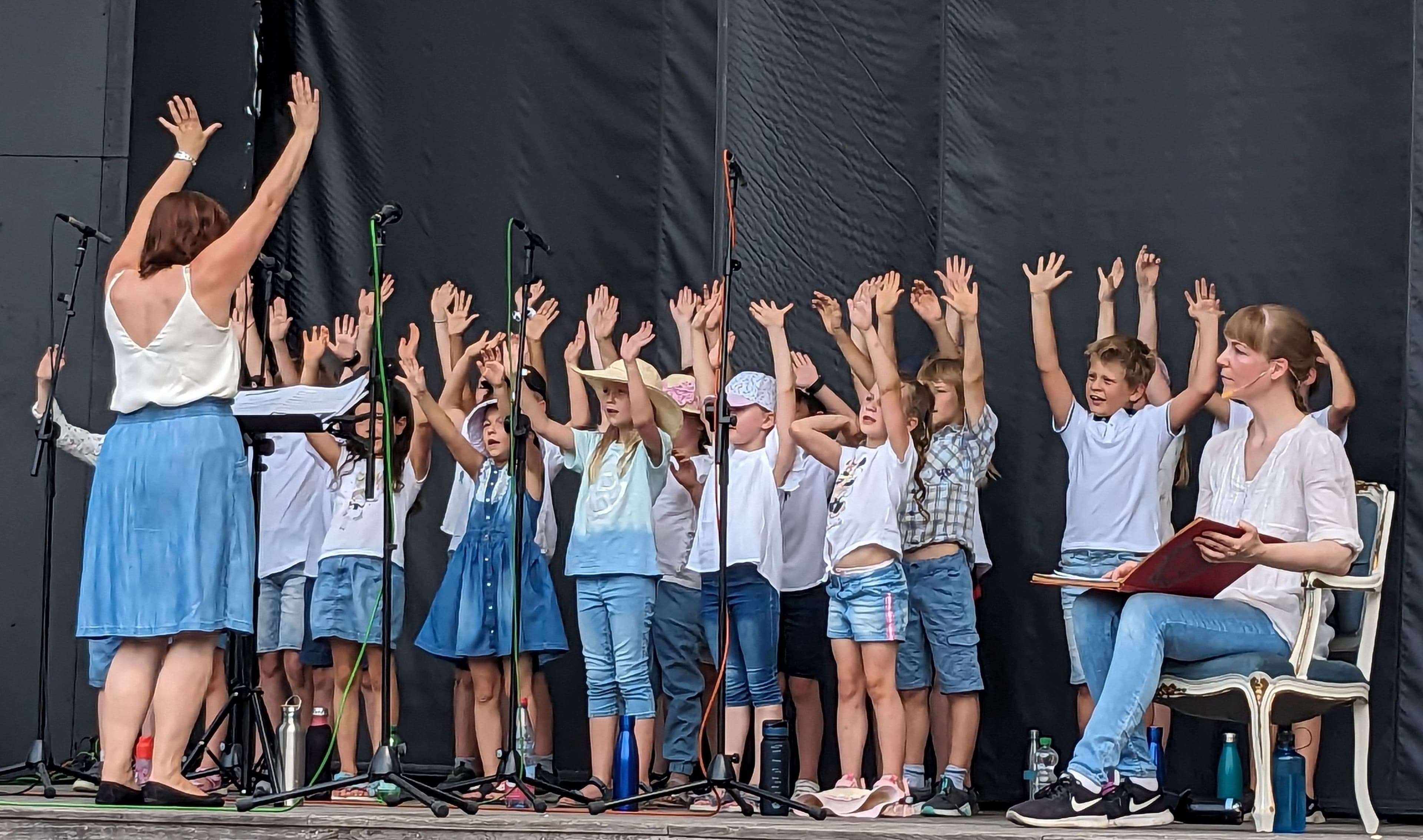 Der Kinderchor der Sing-Musikschule präsentiert das Musical „Tuishi pamoja“ im LGS-Park.